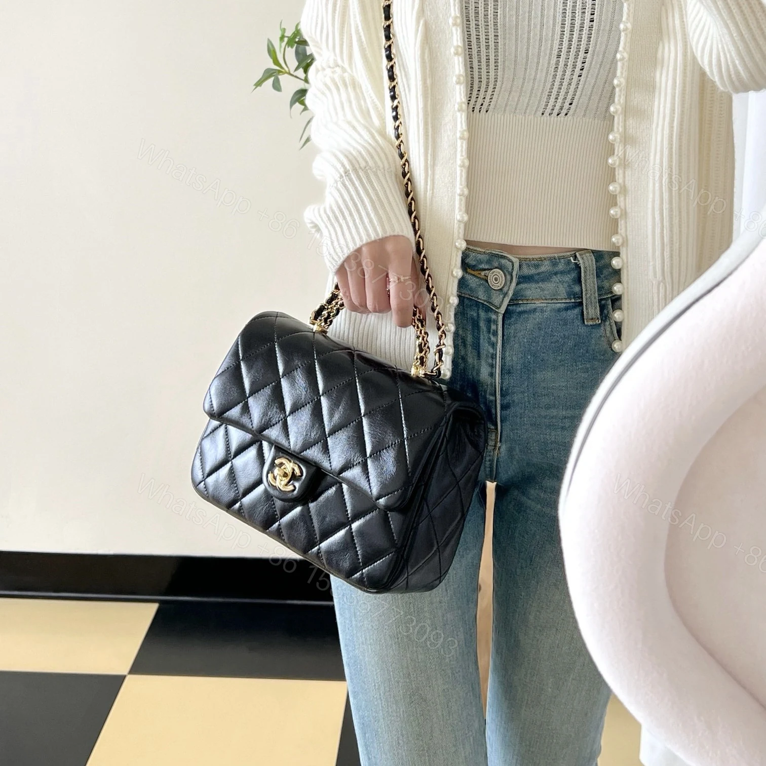 View 24 of 高仿Chanel*24B系列AS4166小羊皮郵差包黑色大號免檢版