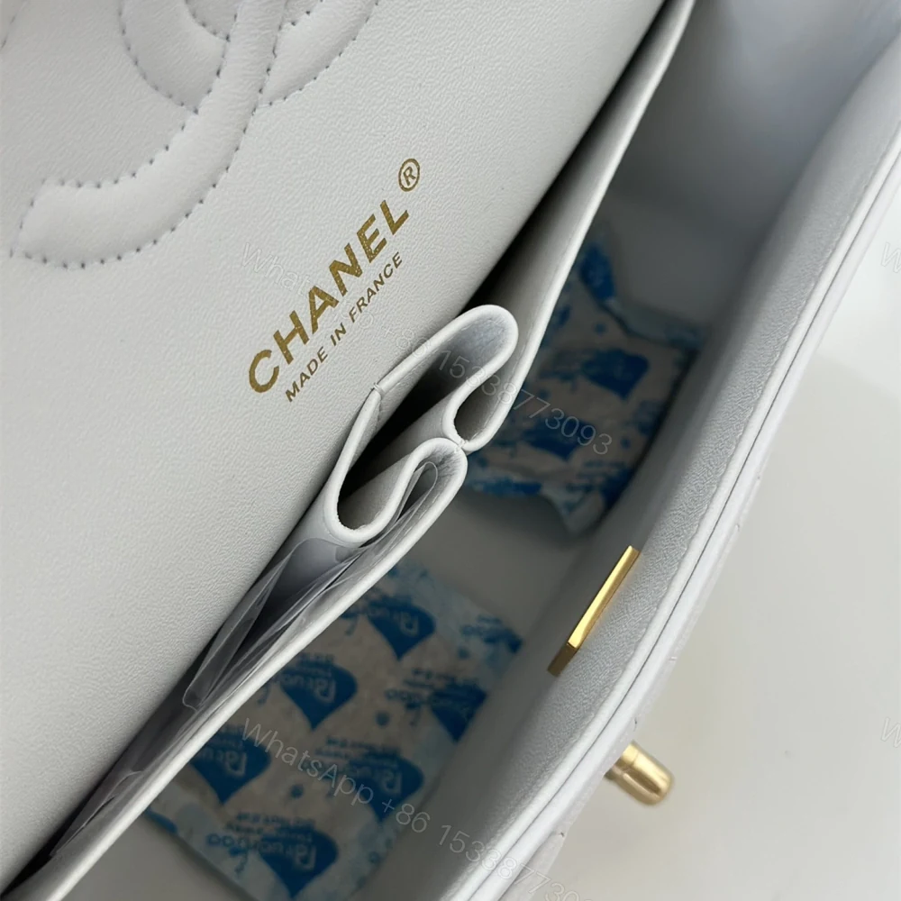View 6 of 高仿A貨Chanel經典款小羊皮口蓋包白色金扣免檢版