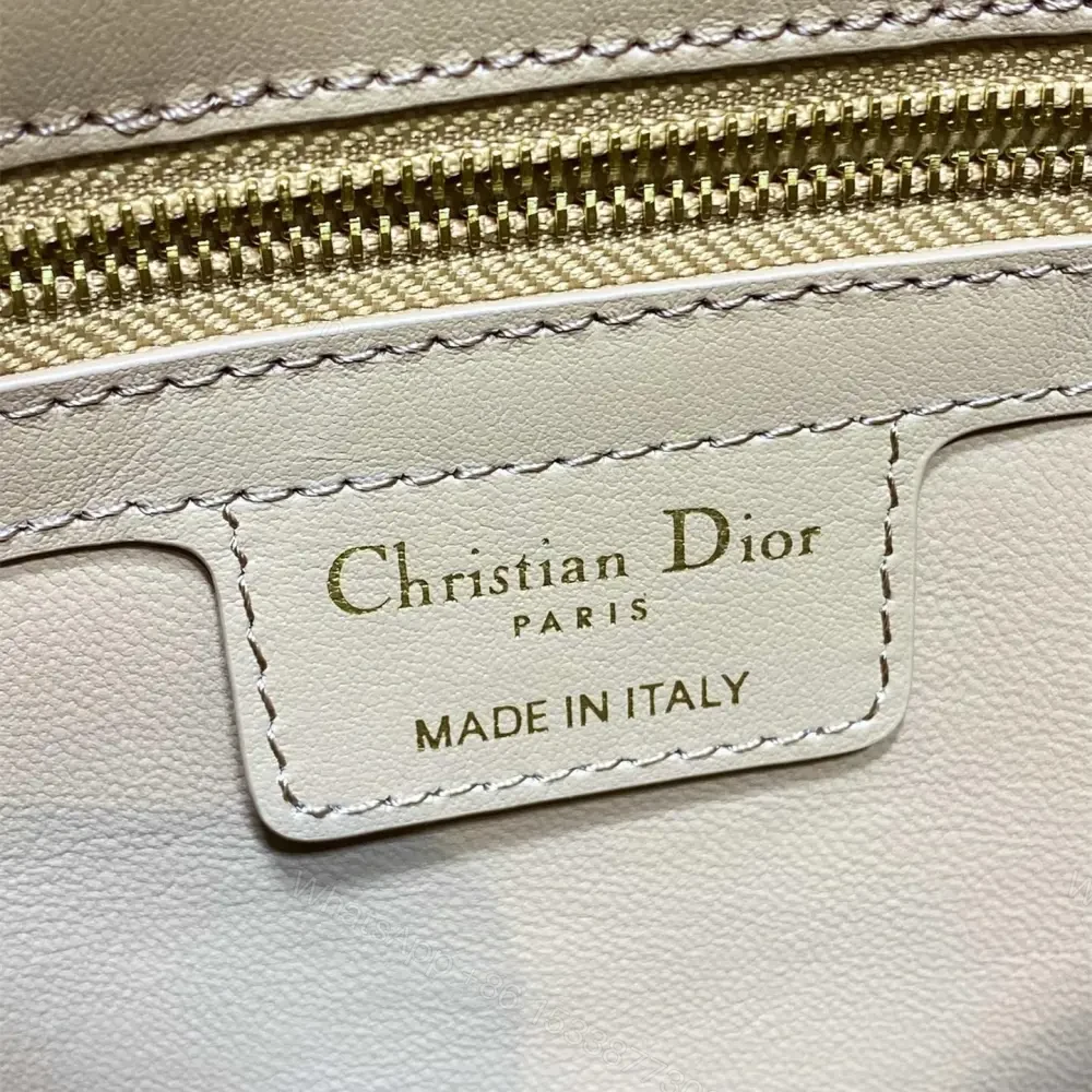 View 9 of 高仿Dior*26SS系列M0733UTU新款徽標手提包杏色免檢版