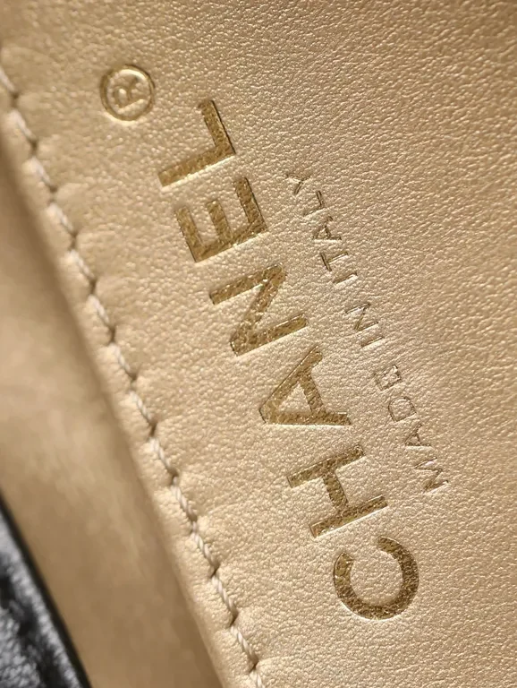 View 5 of Chic Quilted Chain Bag: Timeless Luxury for All-Day Style