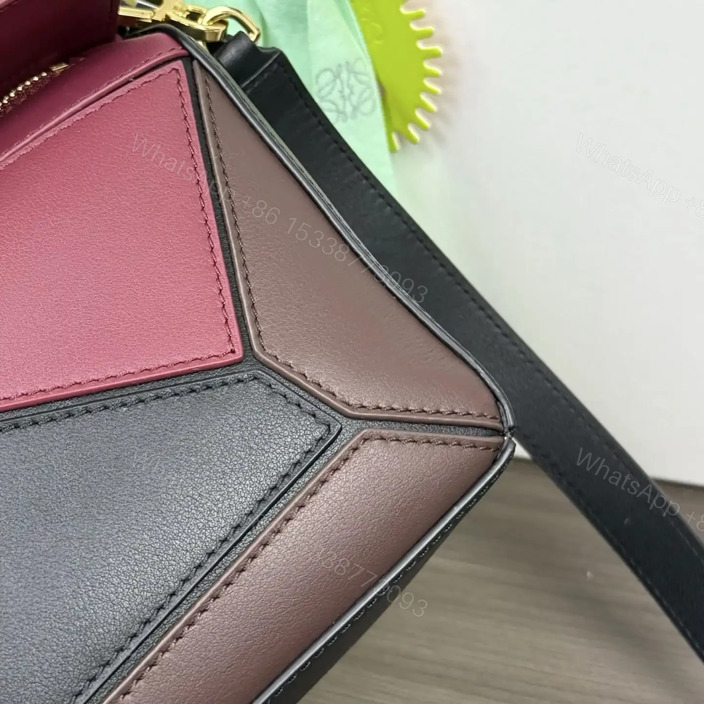 View 10 of 高仿Loewe*Puzzle系列1101幾何拼接手袋黑紅色小號免檢版