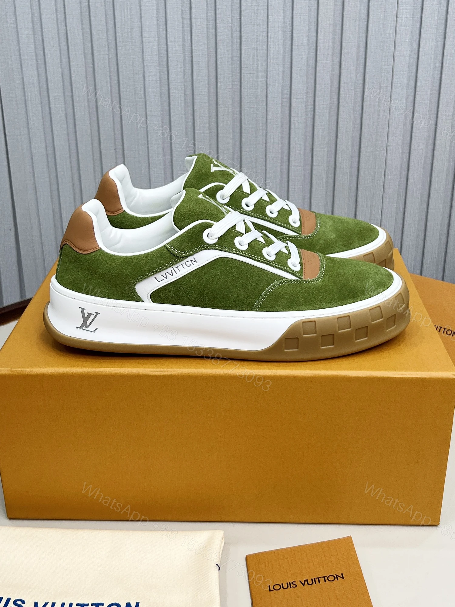 LV 精品仿製麂皮綠色厚底休閒鞋 白邊撞色復古街頭感款 — view 1