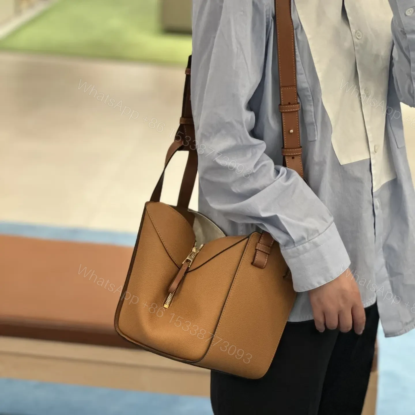 View 16 of 高仿Loewe*Hammock系列5542粒面小牛皮吊床手袋焦糖色小號免檢版