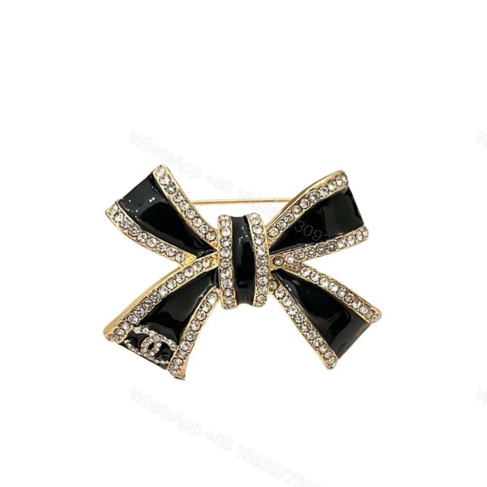 Chanel Brooch Metal Resin And Strass Gold — view 1