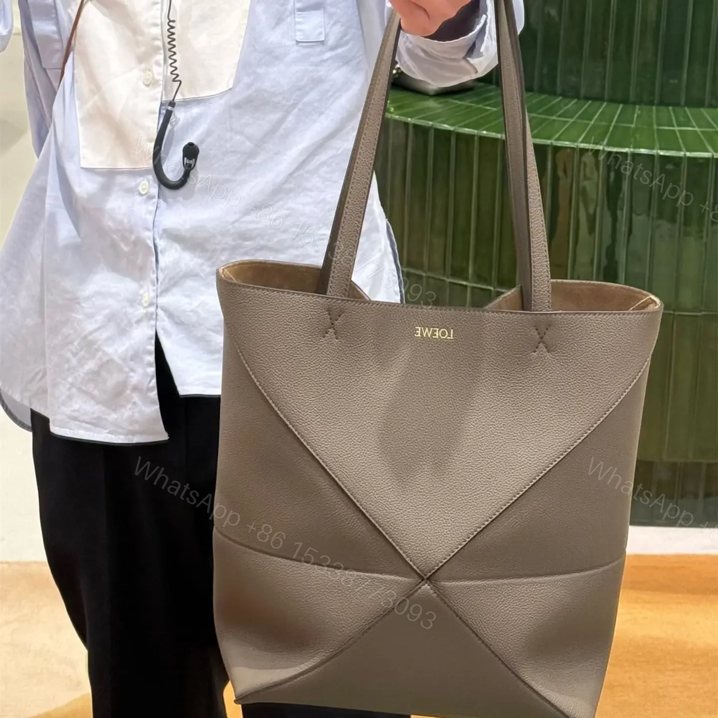 View 11 of 高仿Loewe*Fold系列3170小牛皮Tote手袋灰褐色中號免檢版