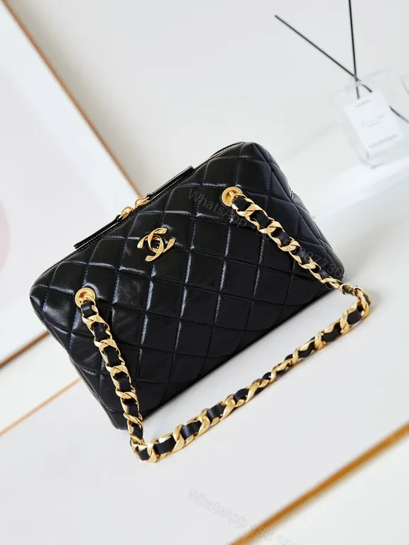 Chic Quilted Crossbody: Compact Luxury, All-Day Comfort — view 1