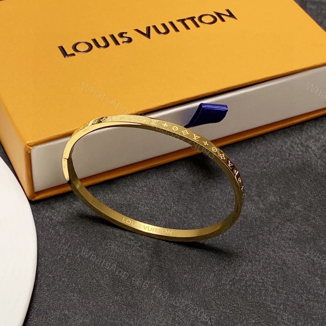 LV 原單 女款 金色Monogram手鐲 經典開口設計 高級質感百搭飾品推薦 — view 1
