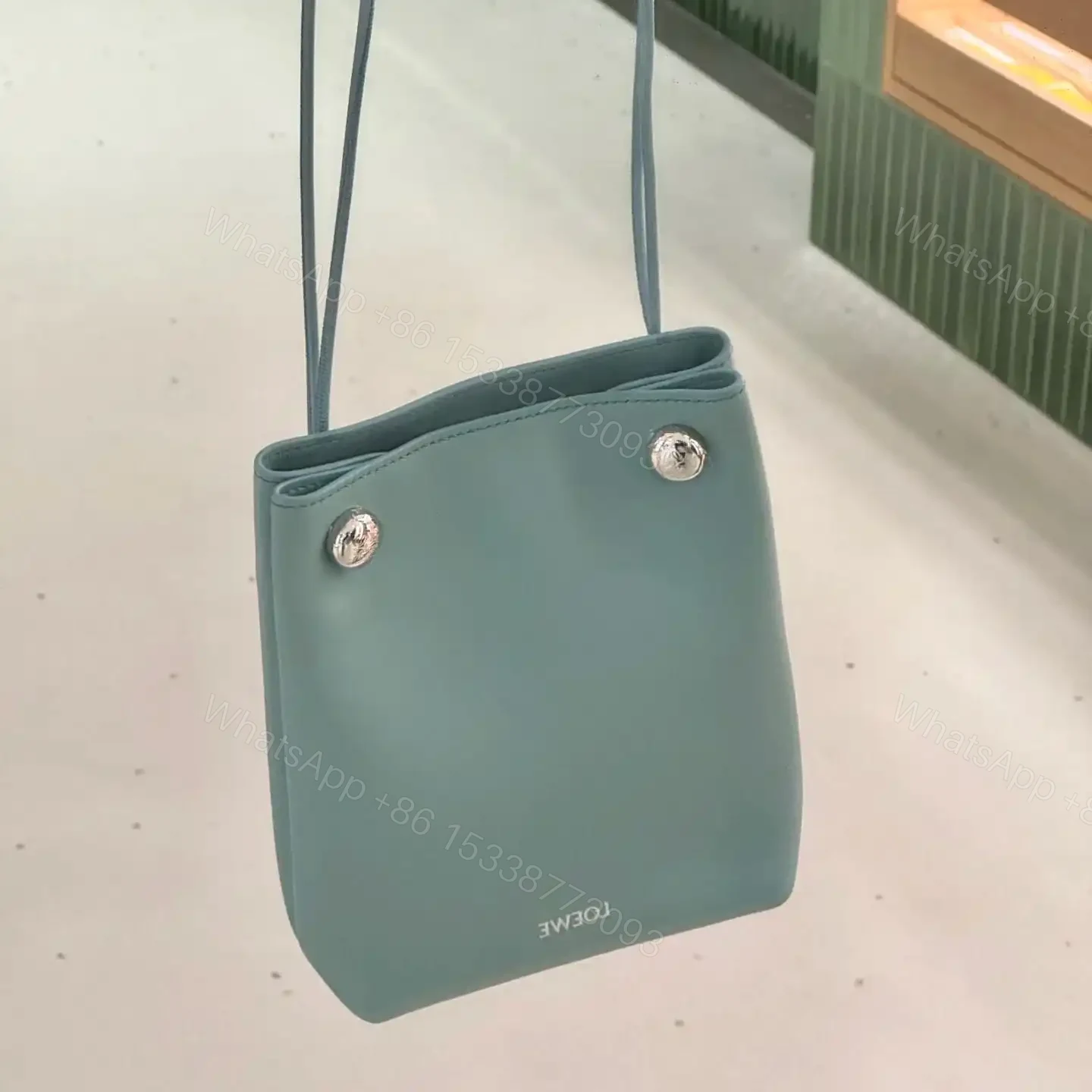 View 21 of 高仿Loewe*Pebble系列4412小牛皮斜跨包水藍色免檢版