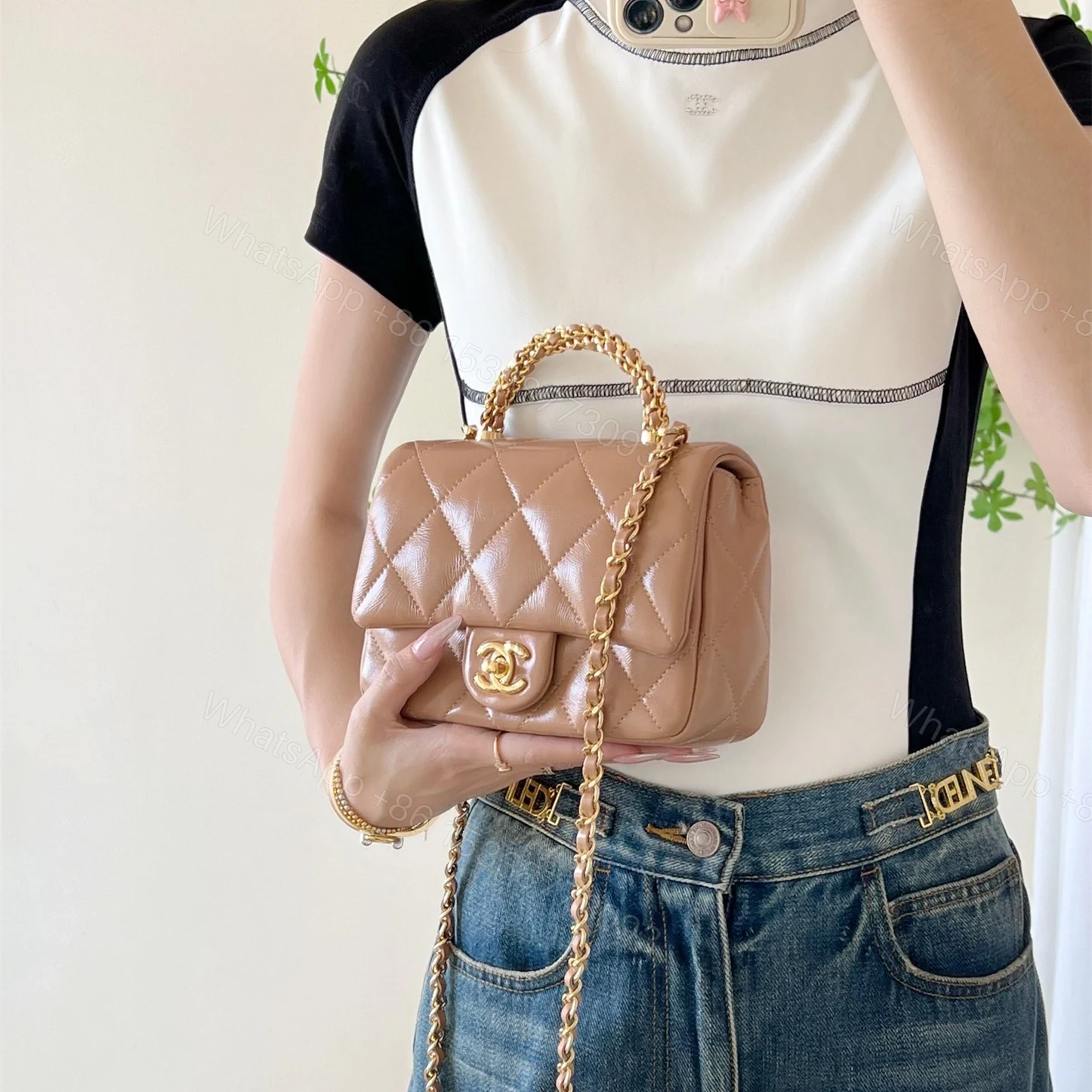 View 21 of 高仿Chanel*24B系列AS3392小羊皮郵差包奶茶色免檢版