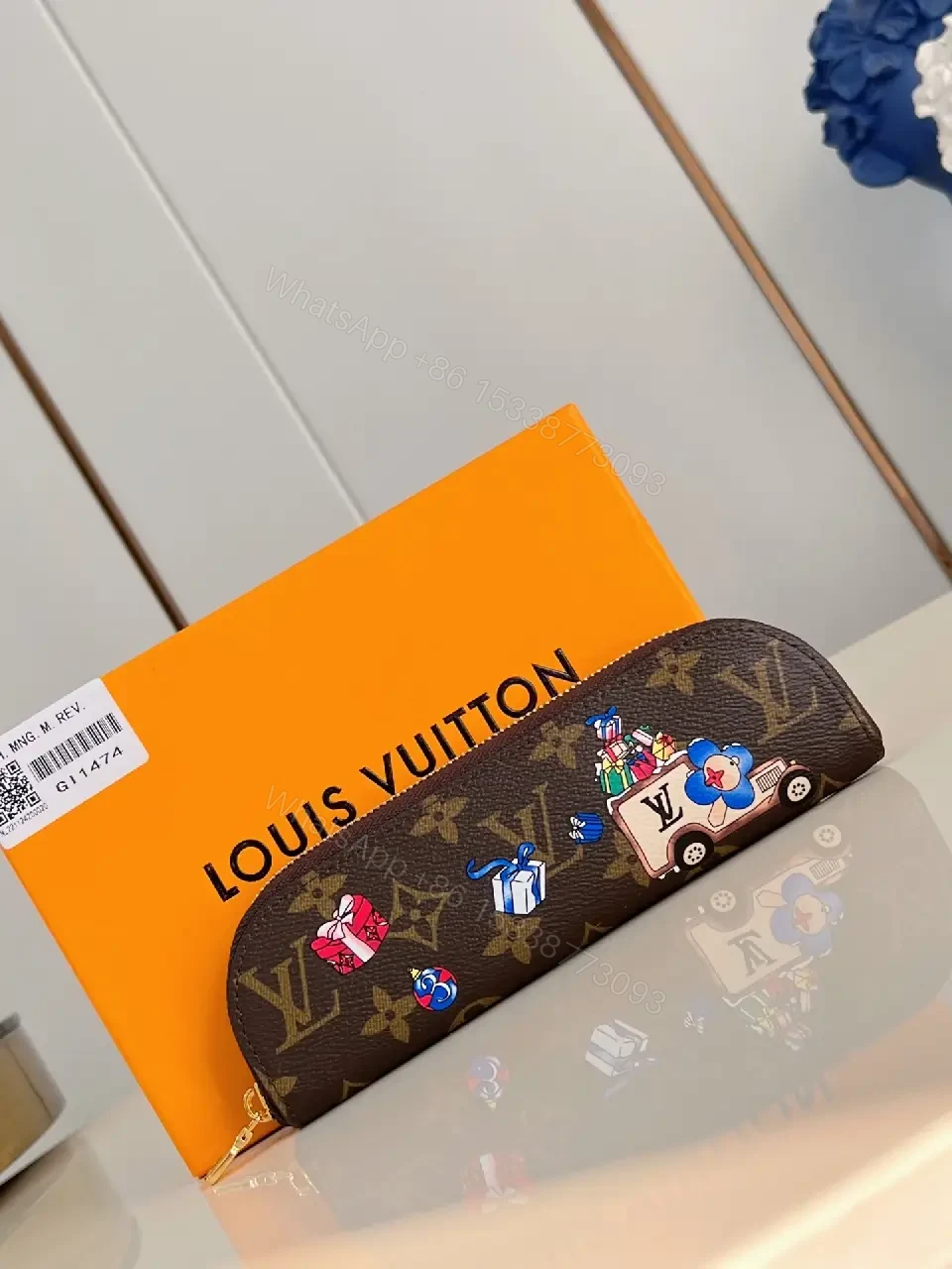 Playful Twist Wallet Case: Chic, Durable, Compact Accessory — view 1