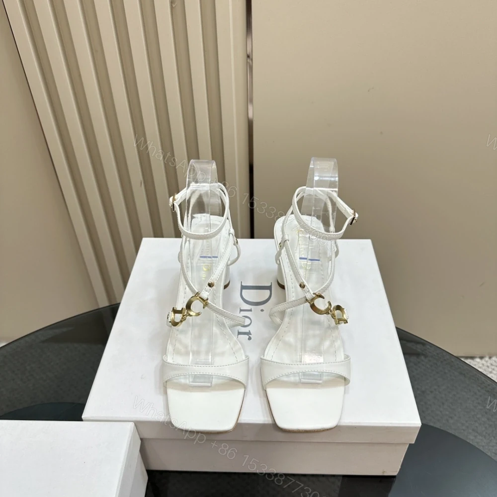 高仿Dior*Cest系列KCO066金屬配飾露趾高跟涼鞋白色8CM免檢版 — view 1