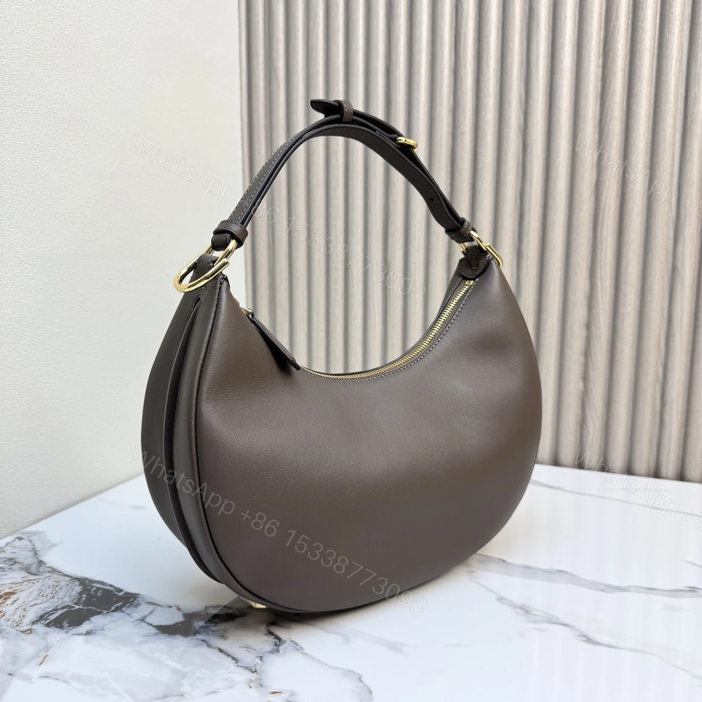 Fendi 原單 Graphy深咖啡色牛皮半月肩背包復古風女包 — view 1