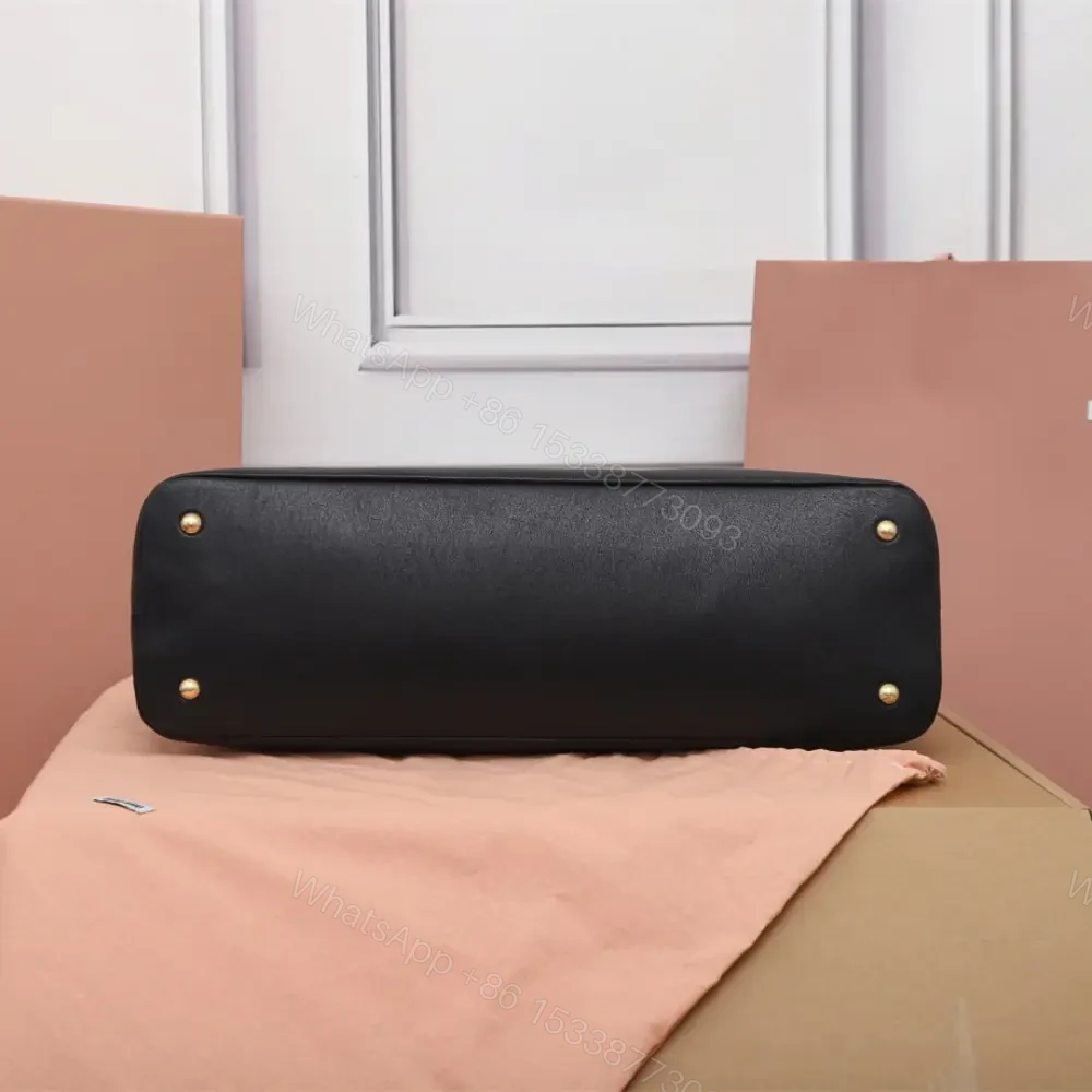 View 5 of 高仿miumiu*Aventure系列5BG310小牛皮Tote手袋黑色免檢版