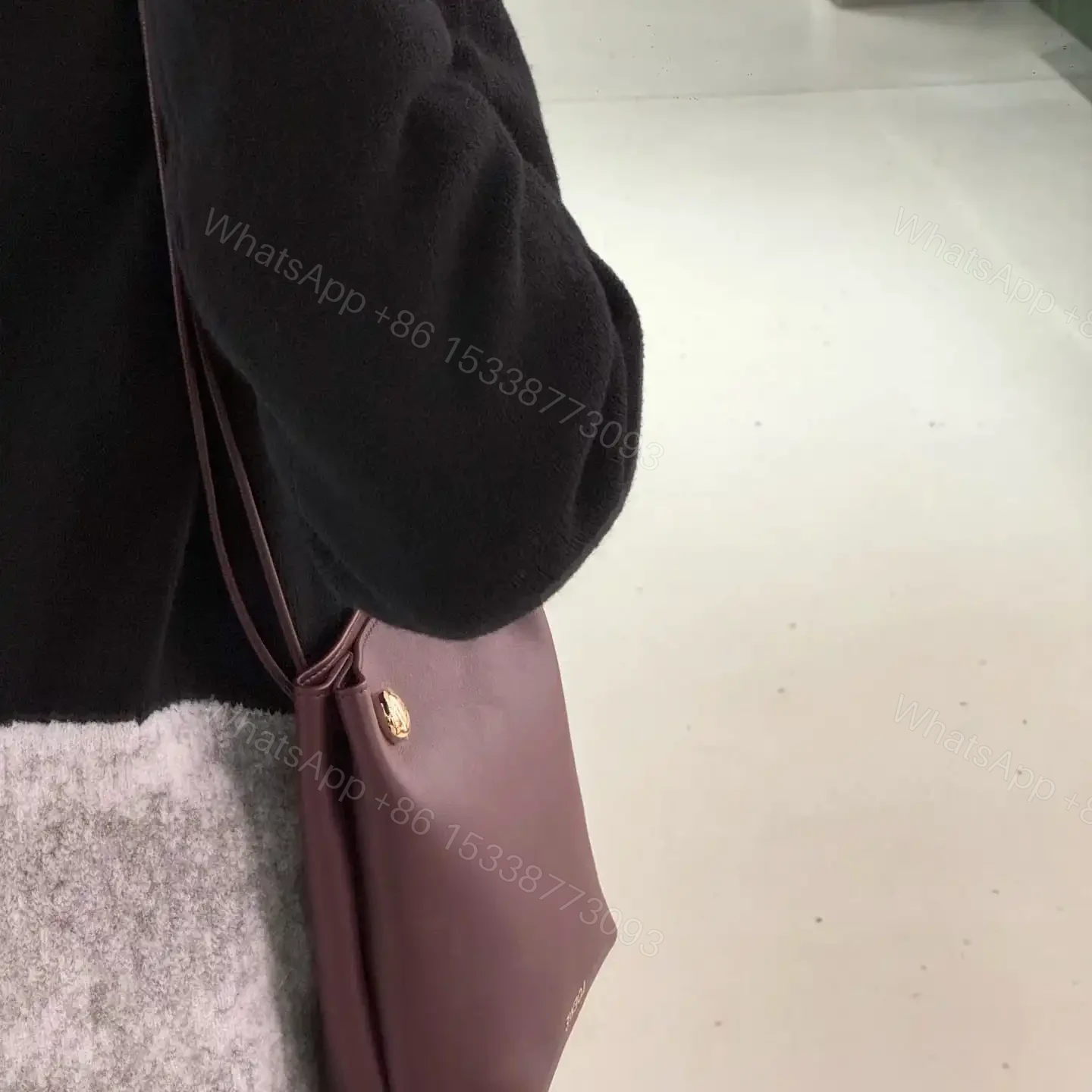 View 19 of 高仿Loewe*Pebble系列7240小牛皮斜跨包酒紅色免檢版