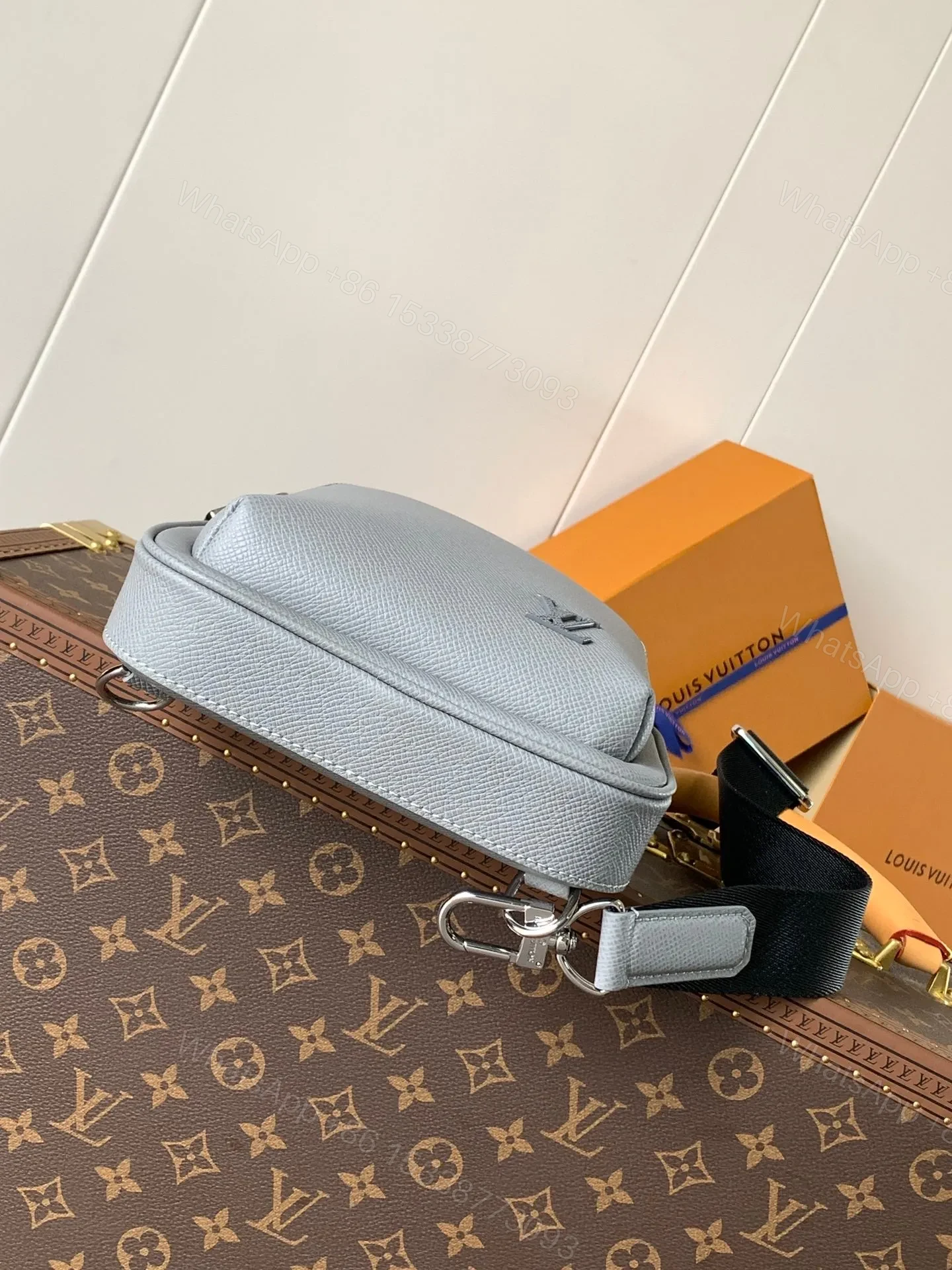 View 5 of LV AVENUE SLINGBAG 31 IN GREY TAIGA LEATHER