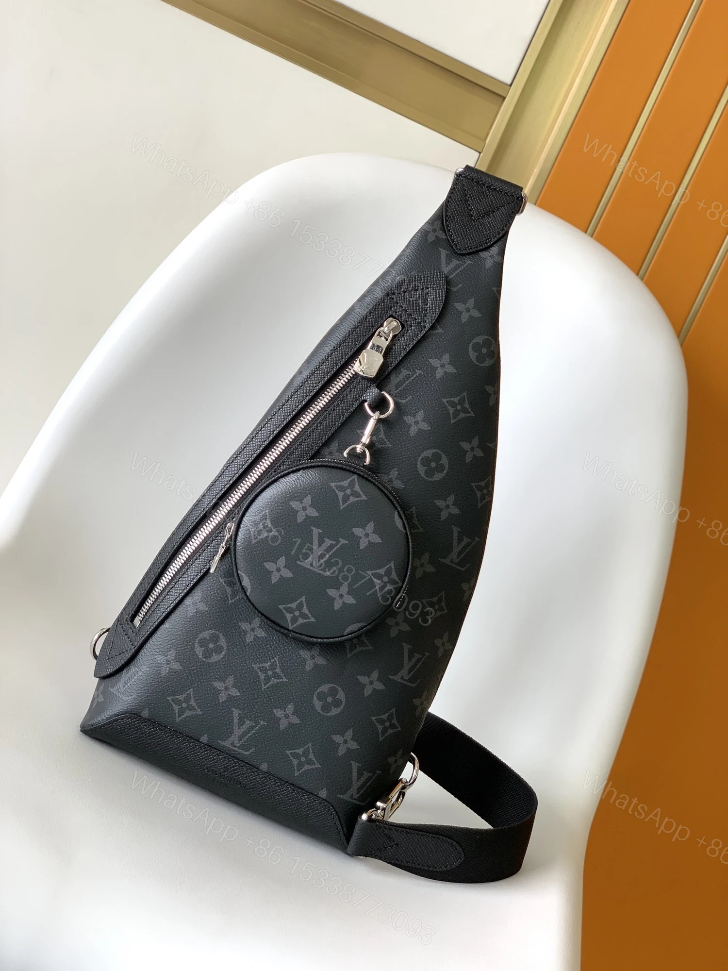 LV 一比一 男款 胸包斜背包 Monogram Eclipse 黑色運動休閒款 — view 1