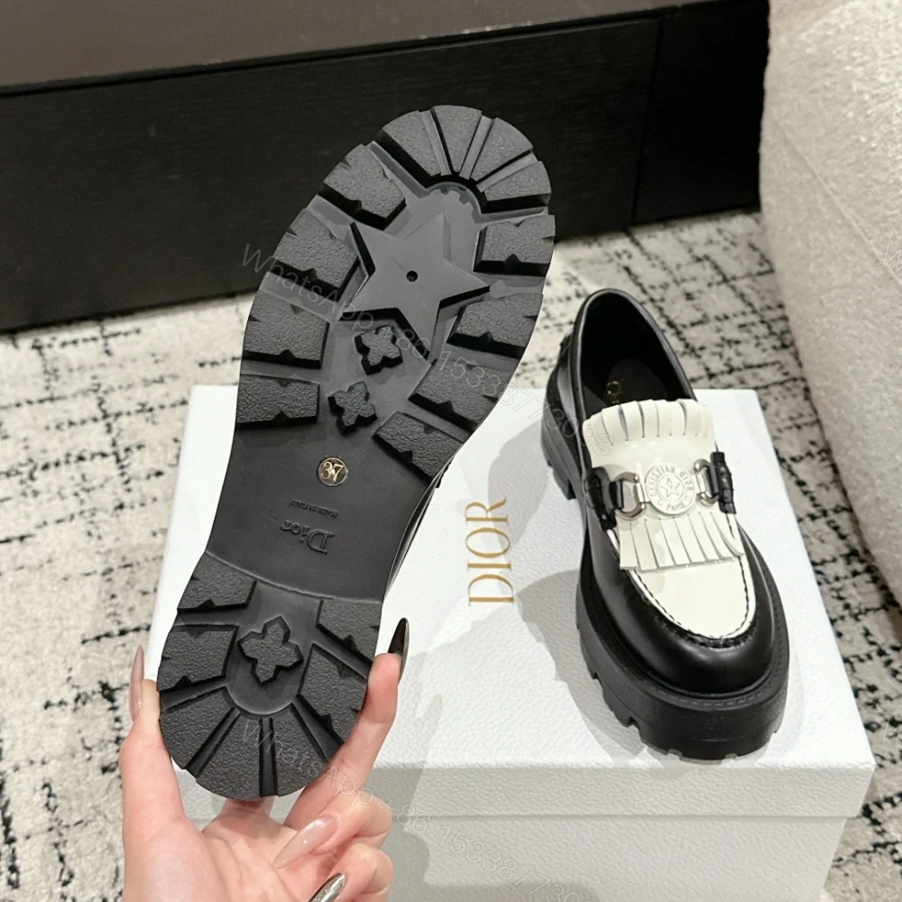 View 9 of 高仿Dior*Emblem系列KDB964女款樂福鞋黑白免檢版