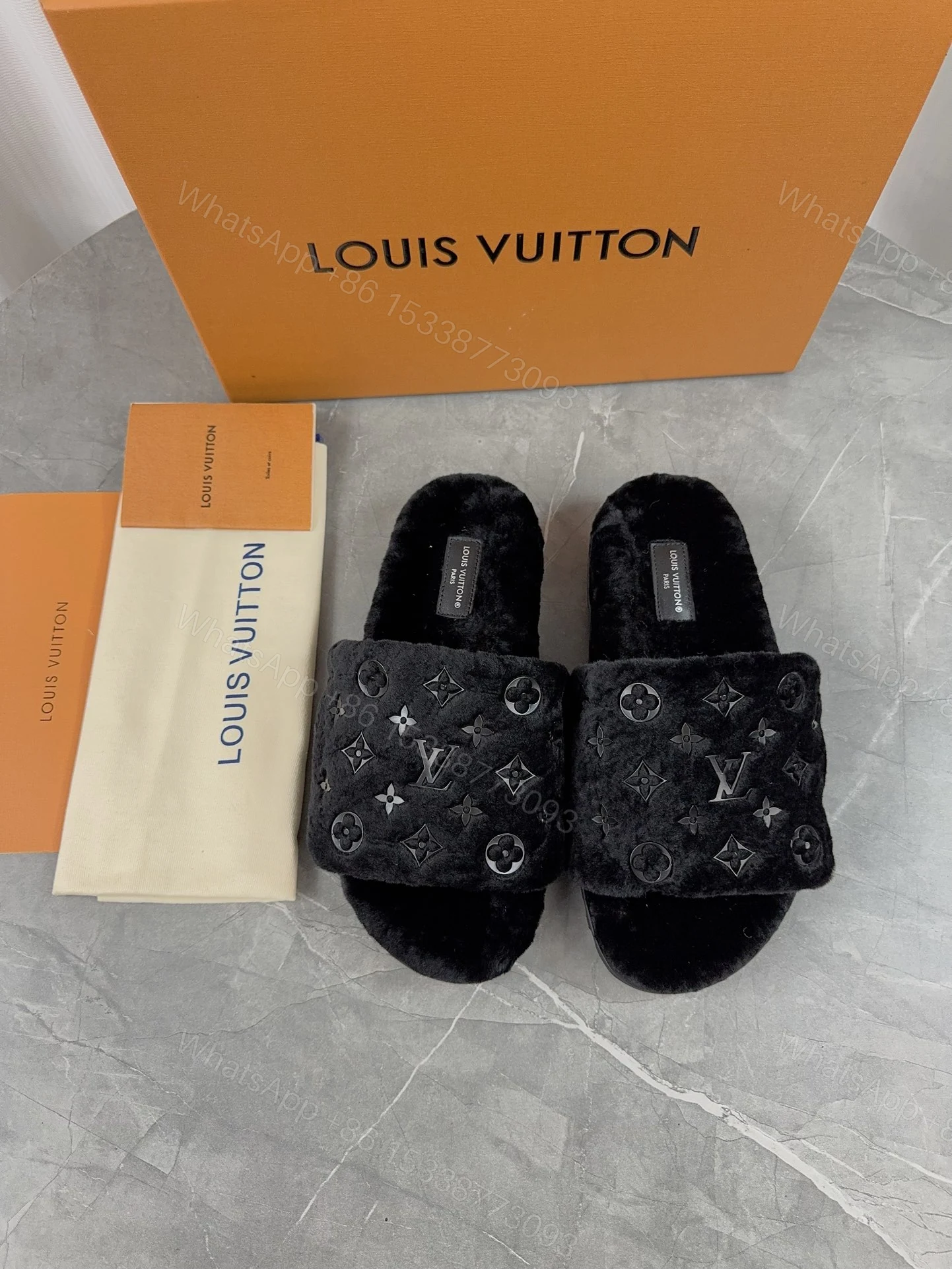 LV 高仿毛絨拖鞋 黑色經典花紋 舒適百搭款 — view 1