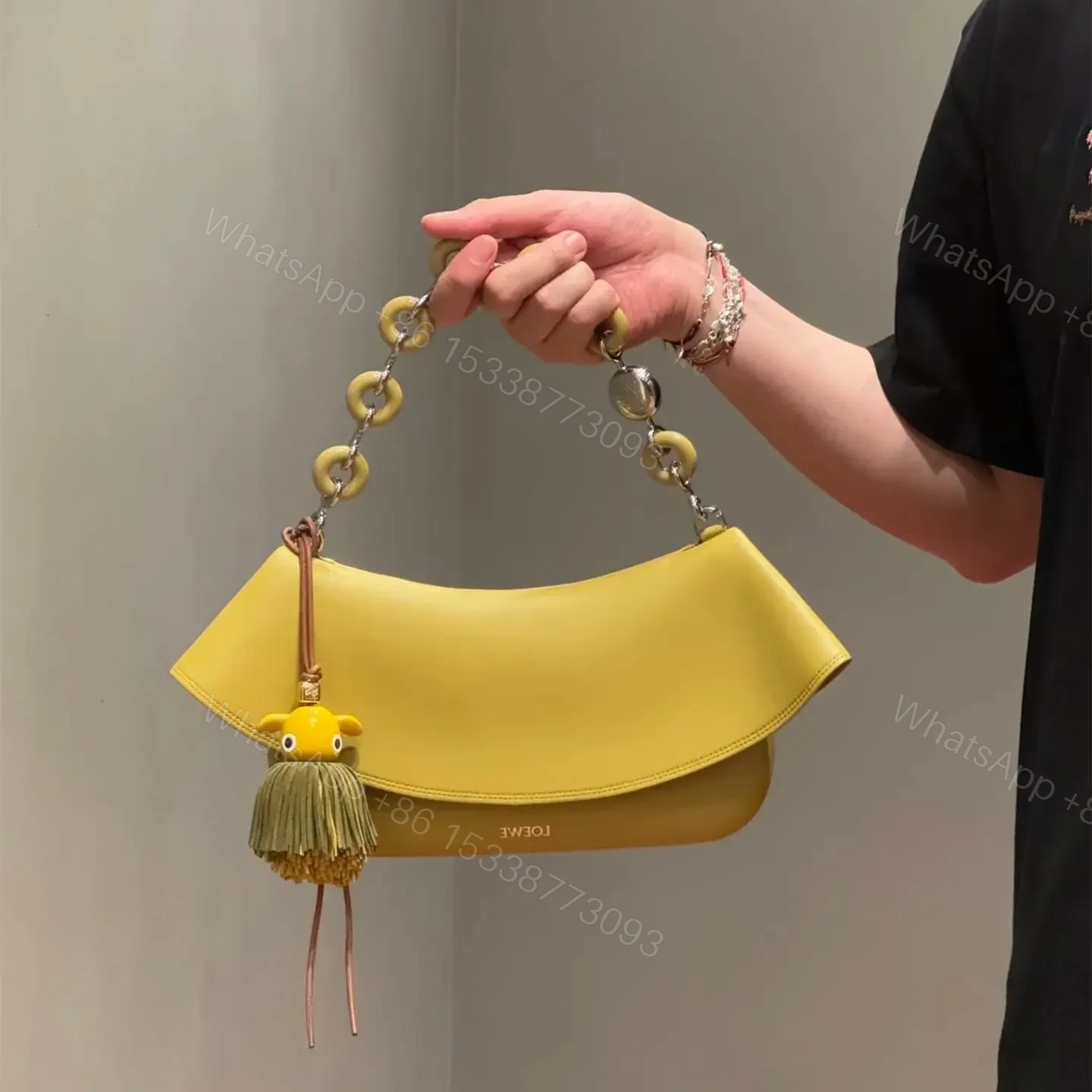 View 20 of 高仿Loewe*Ola系列7848小牛皮腋下包薑黃色中號免檢版