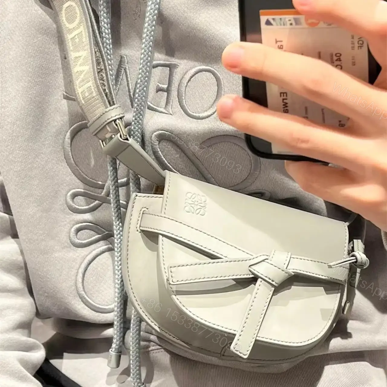 View 21 of 高仿Loewe*Gate系列1150小牛皮斜挎包珠光灰Mini免檢版