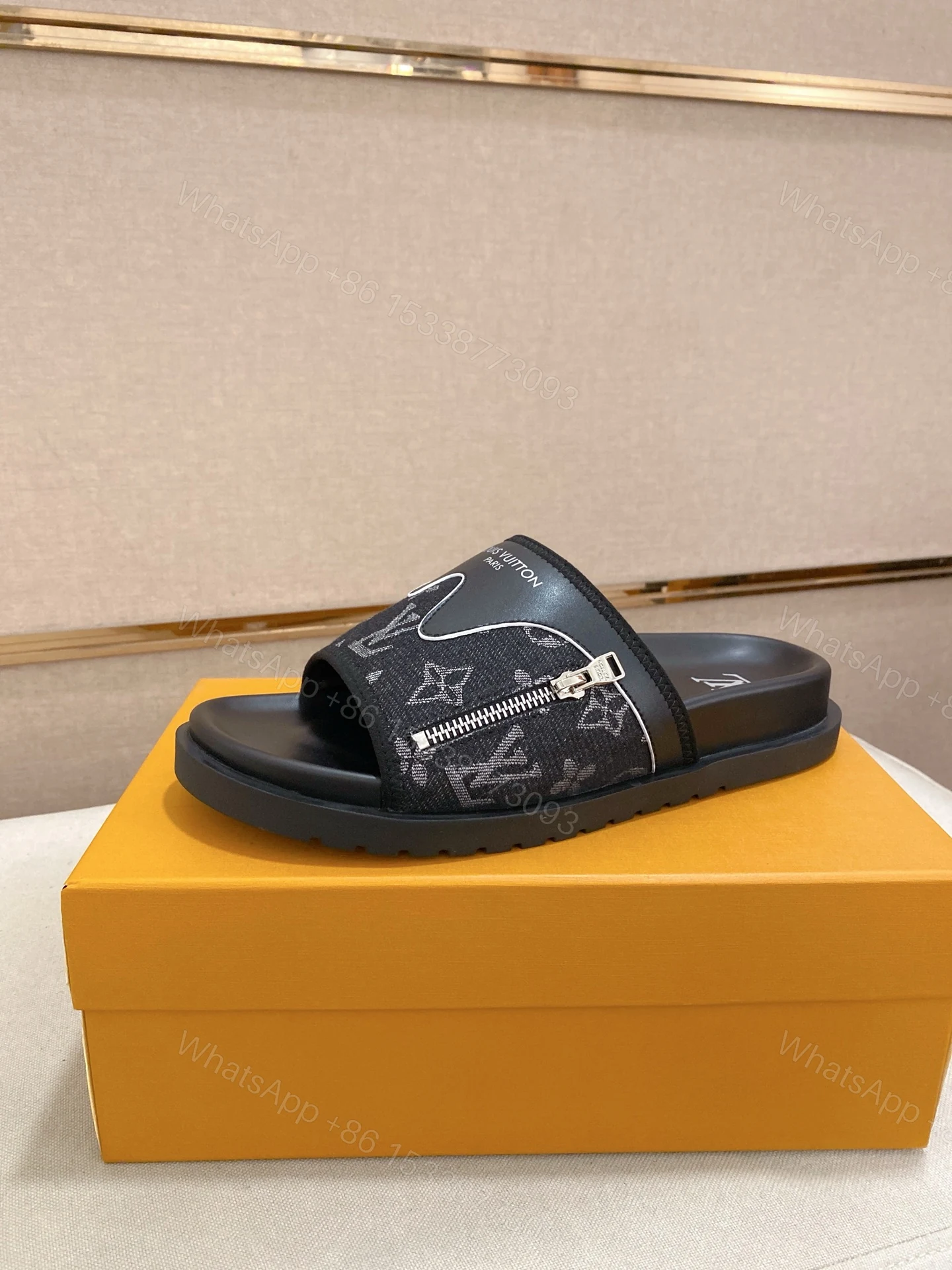 LV 高仿 男款 Monogram拖鞋 黑色拉鍊潮流款 — view 1