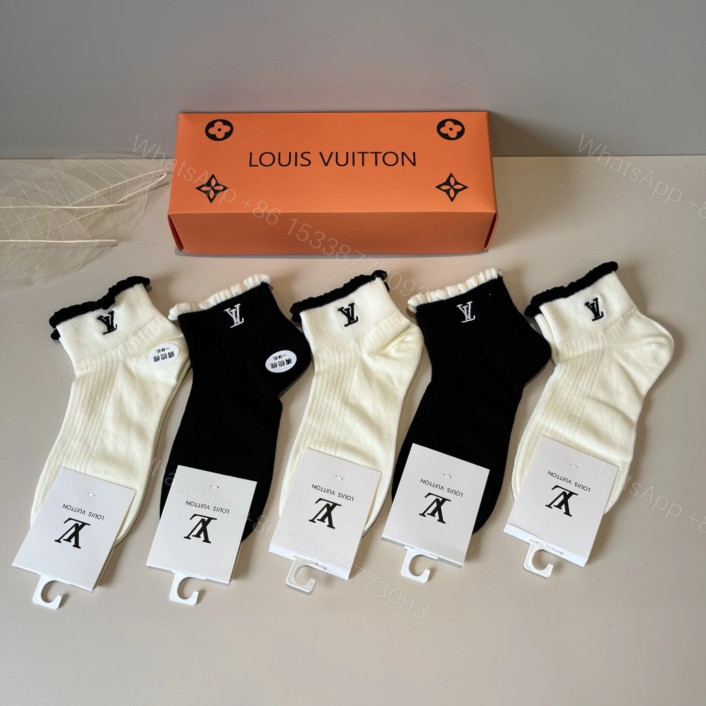 LV 一比一襪子 經典Logo荷葉邊拼色短襪 — view 1