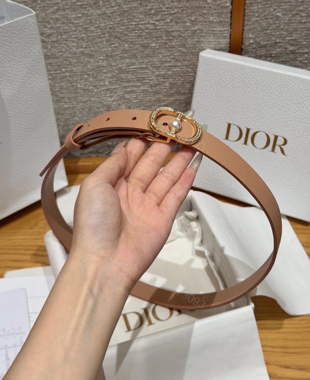 Dior高仿女士CD珍珠細腰帶杏色優雅氣質百搭時尚洋裝搭配款 — view 1
