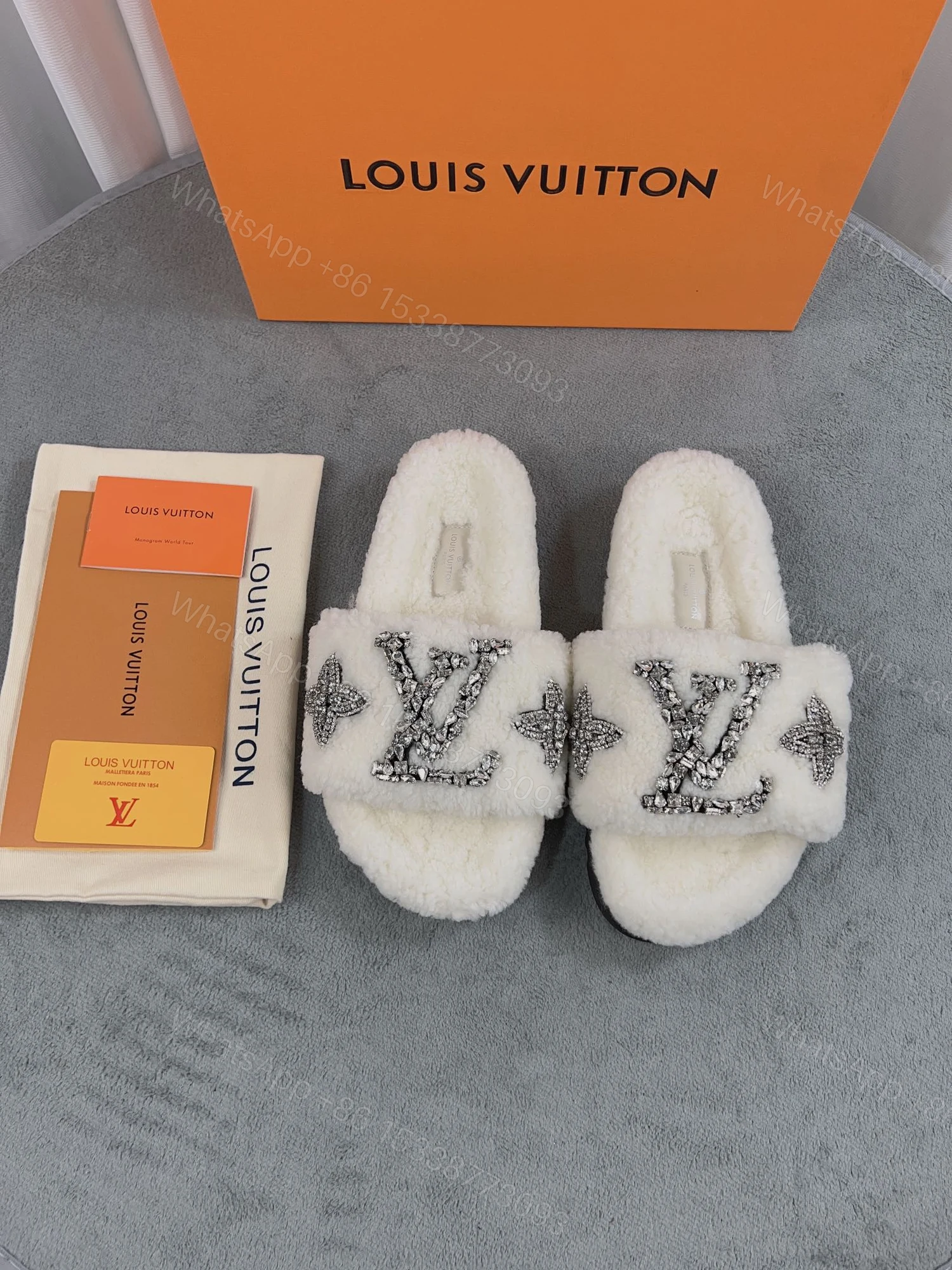 LV 高仿毛絨拖鞋 白色水鑽刺繡款 — view 1