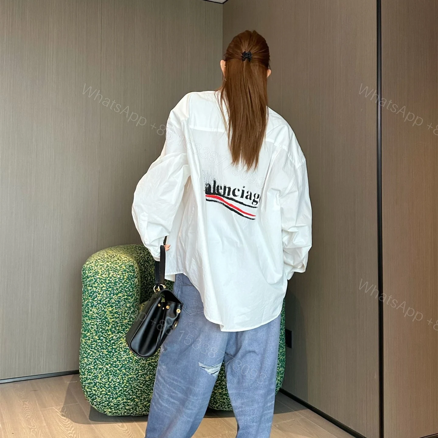 View 16 of 高仿Balenciaga*SS24系列790731背後可樂LOGO襯衫白色