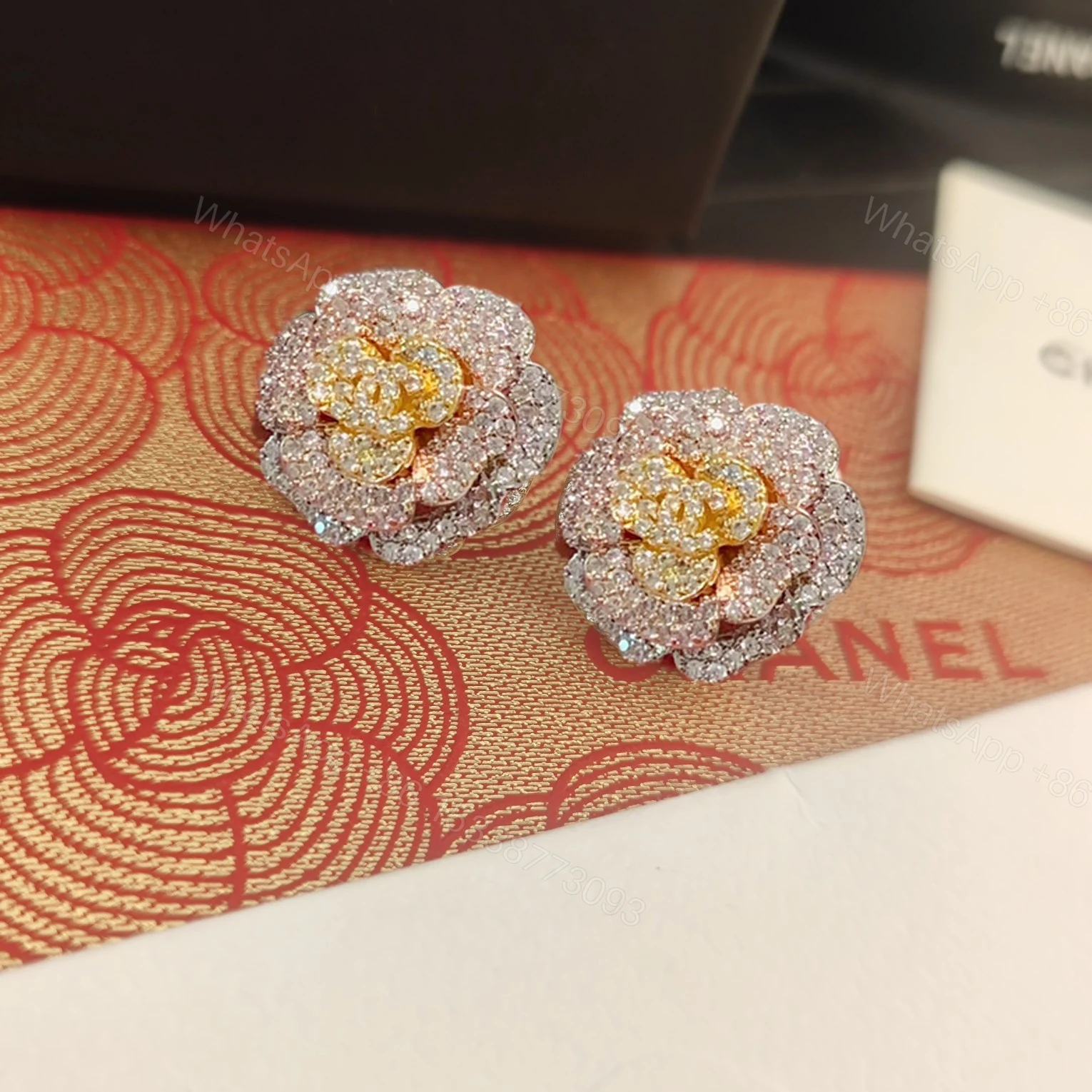Chanel 高仿 女款山茶花滿鑽耳環 氣質優雅奢華設計款 — view 1