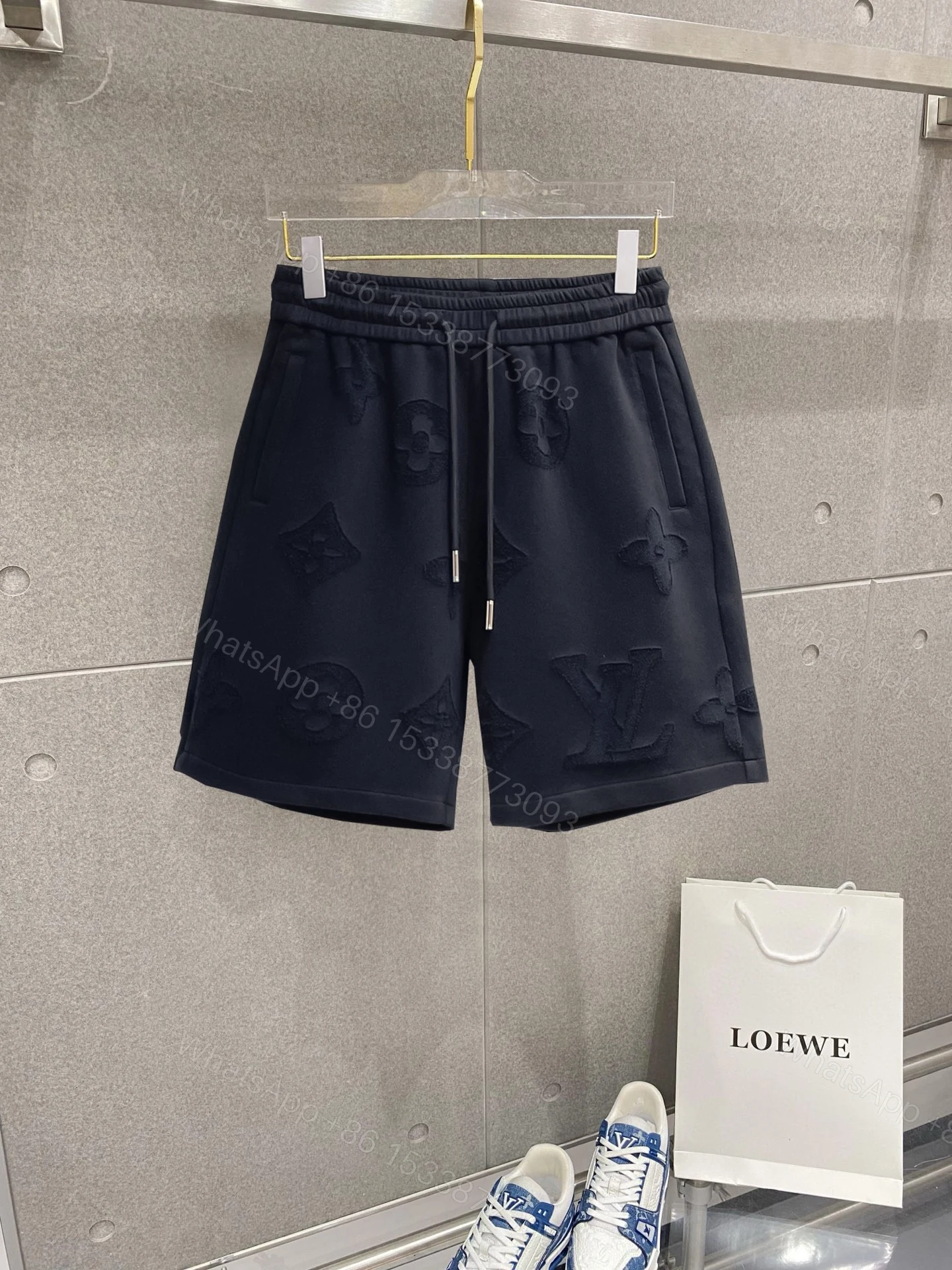 LV 原單立體壓紋短褲 經典Monogram浮雕設計 休閒百搭款 — view 1