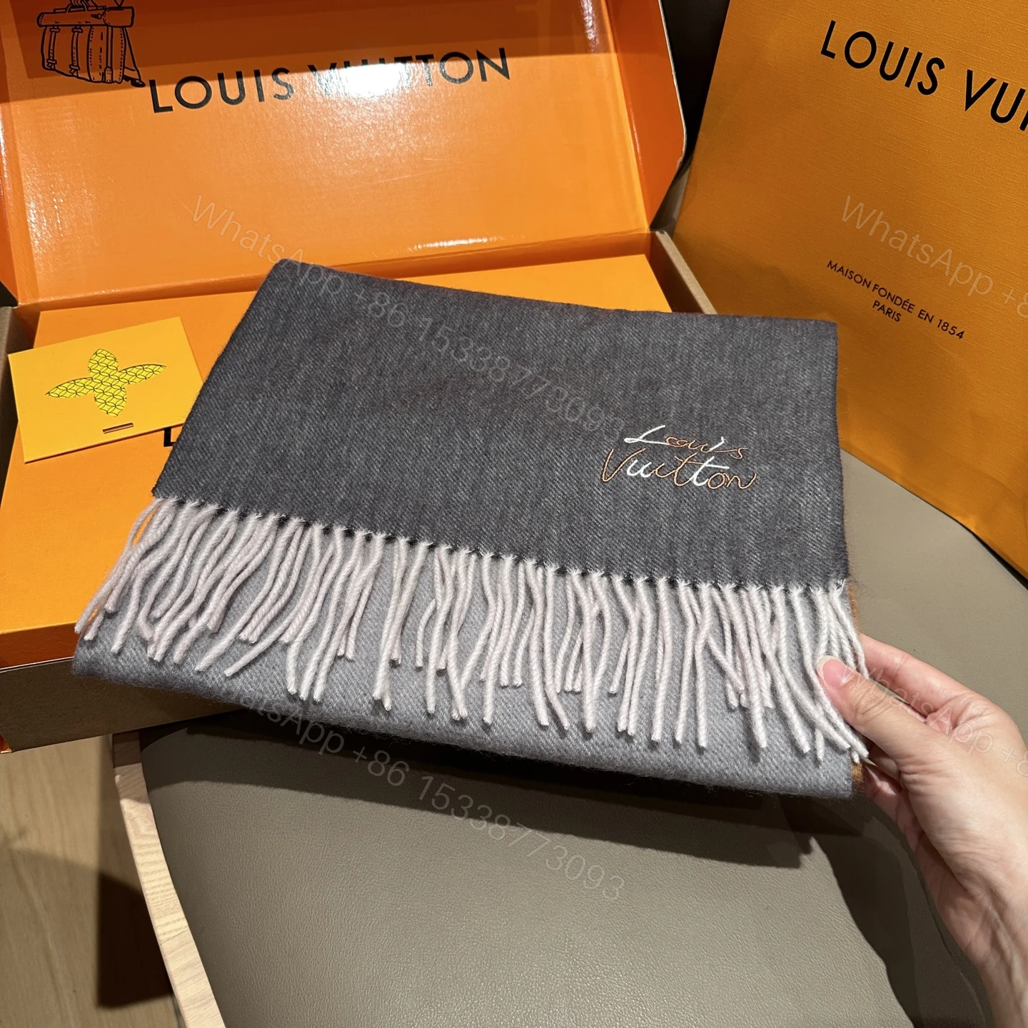 LV 精品仿製圍巾 灰橘拼接保暖款 優雅百搭 — view 1