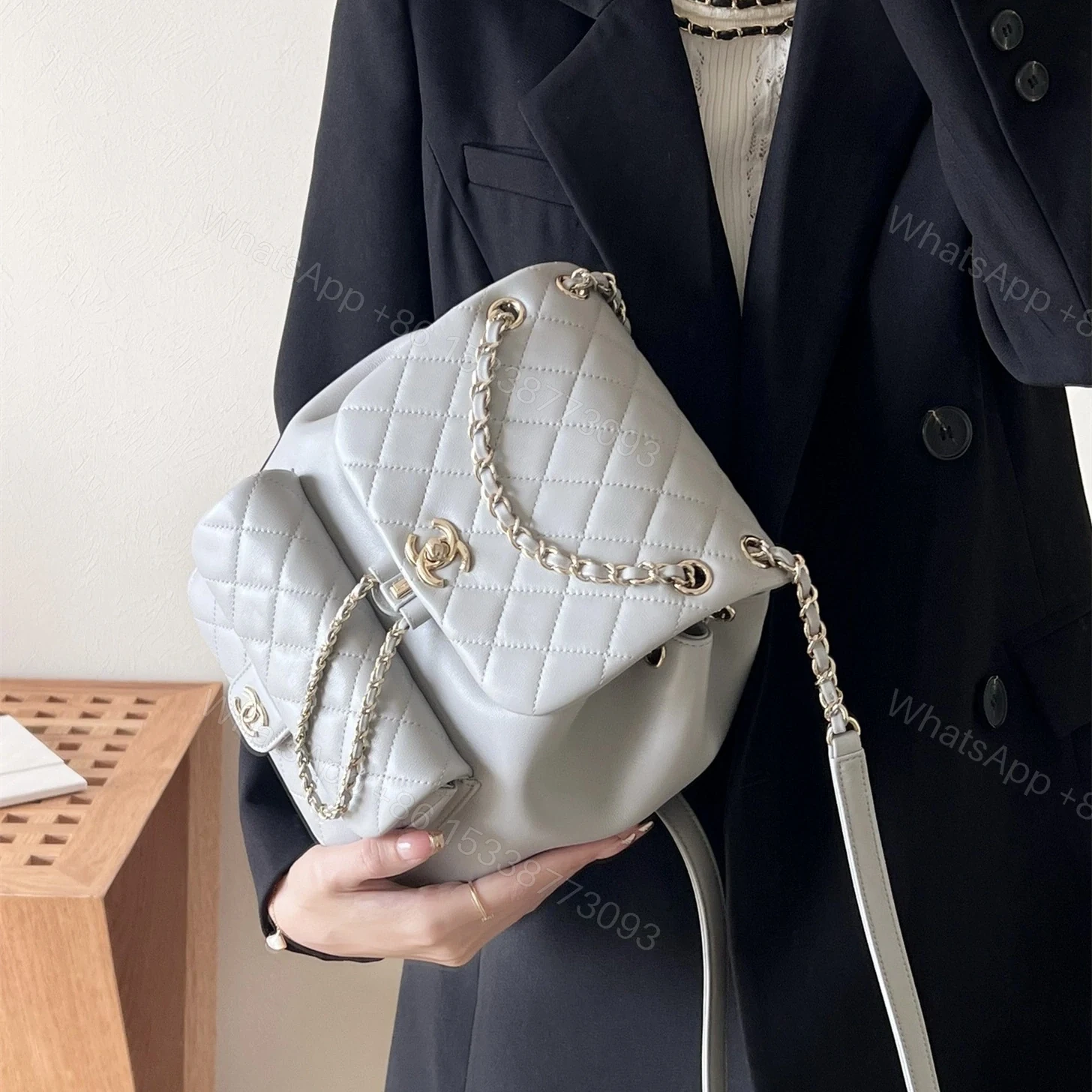 View 11 of 高仿Chanel*24K系列AS2908小牛皮淡灰雙肩包大號免檢版