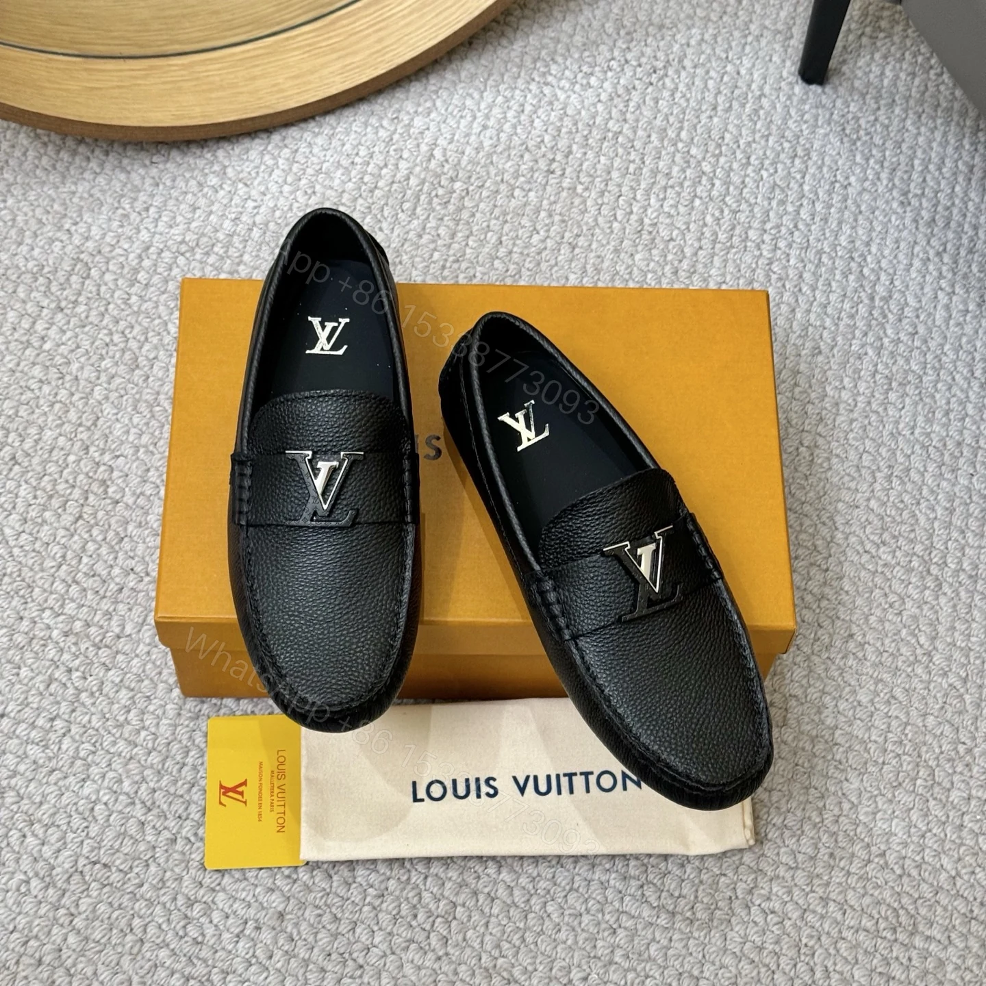LV 一比一黑色豆豆鞋 全皮款 男士百搭平底駕車鞋 經典Logo設計 — view 1