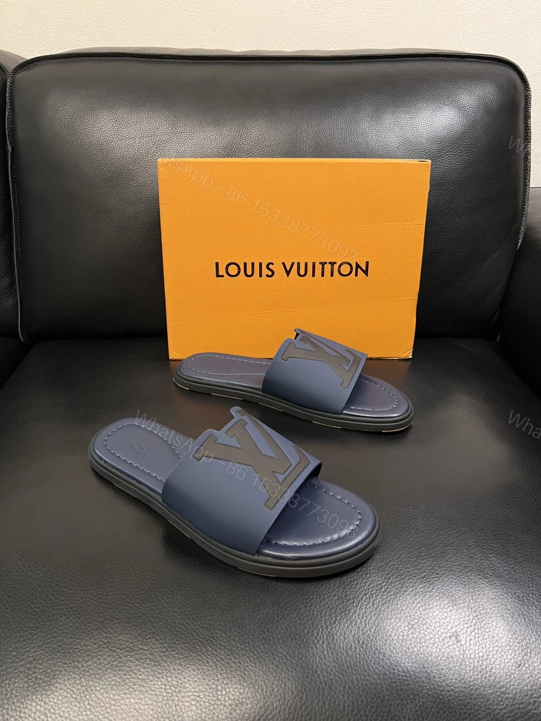 LV A貨 男款 拖鞋 深藍色 大Logo設計 沉穩商務風 — view 1