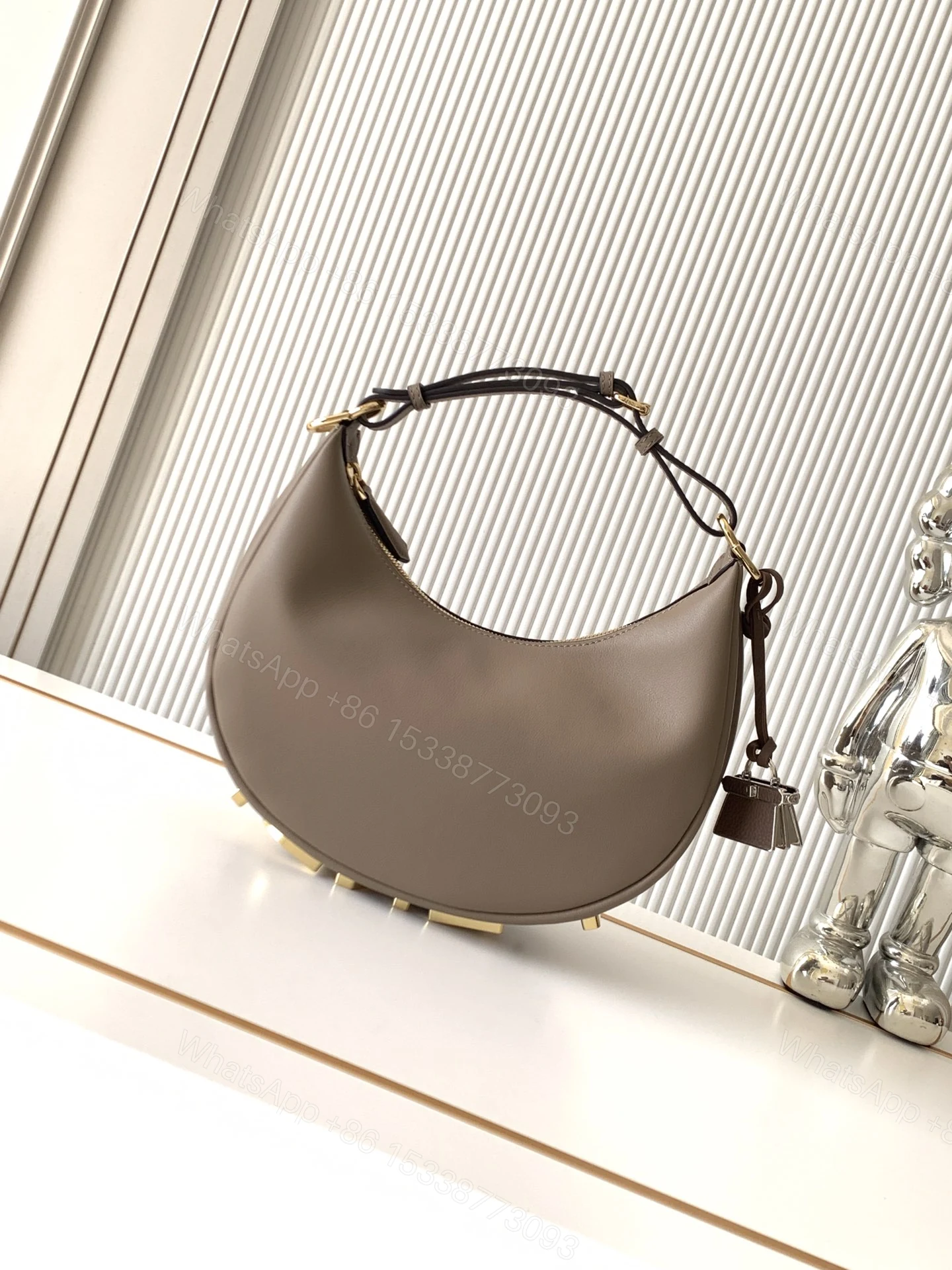 Fendi A貨 Graphy奶茶色牛皮半月肩背包高級感女包 — view 1