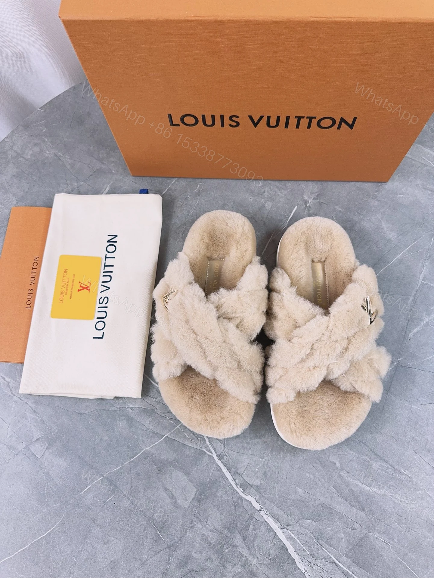 LV 高仿毛絨交叉拖鞋 米色款 經典舒適 — view 1