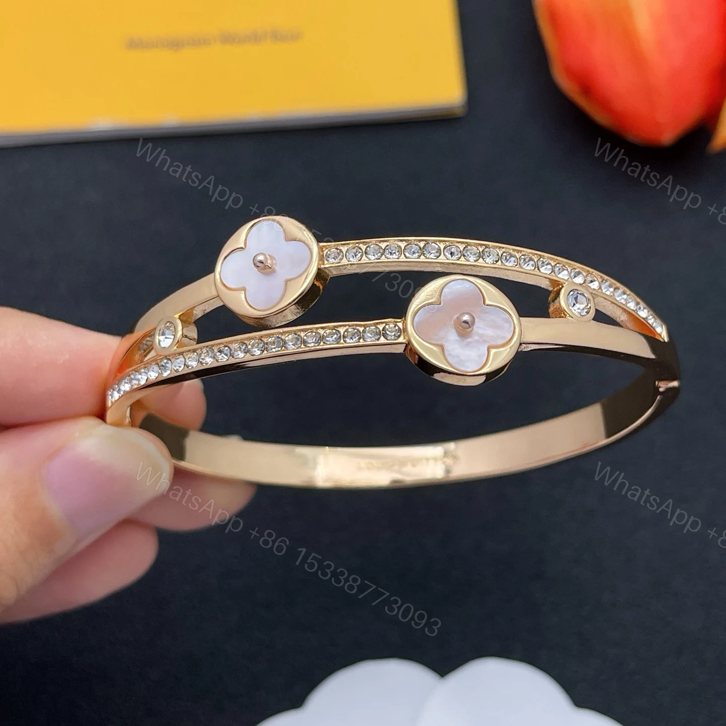LV A貨玫瑰金貝母雙花鑲鑽手環柔美奢華款 — view 1