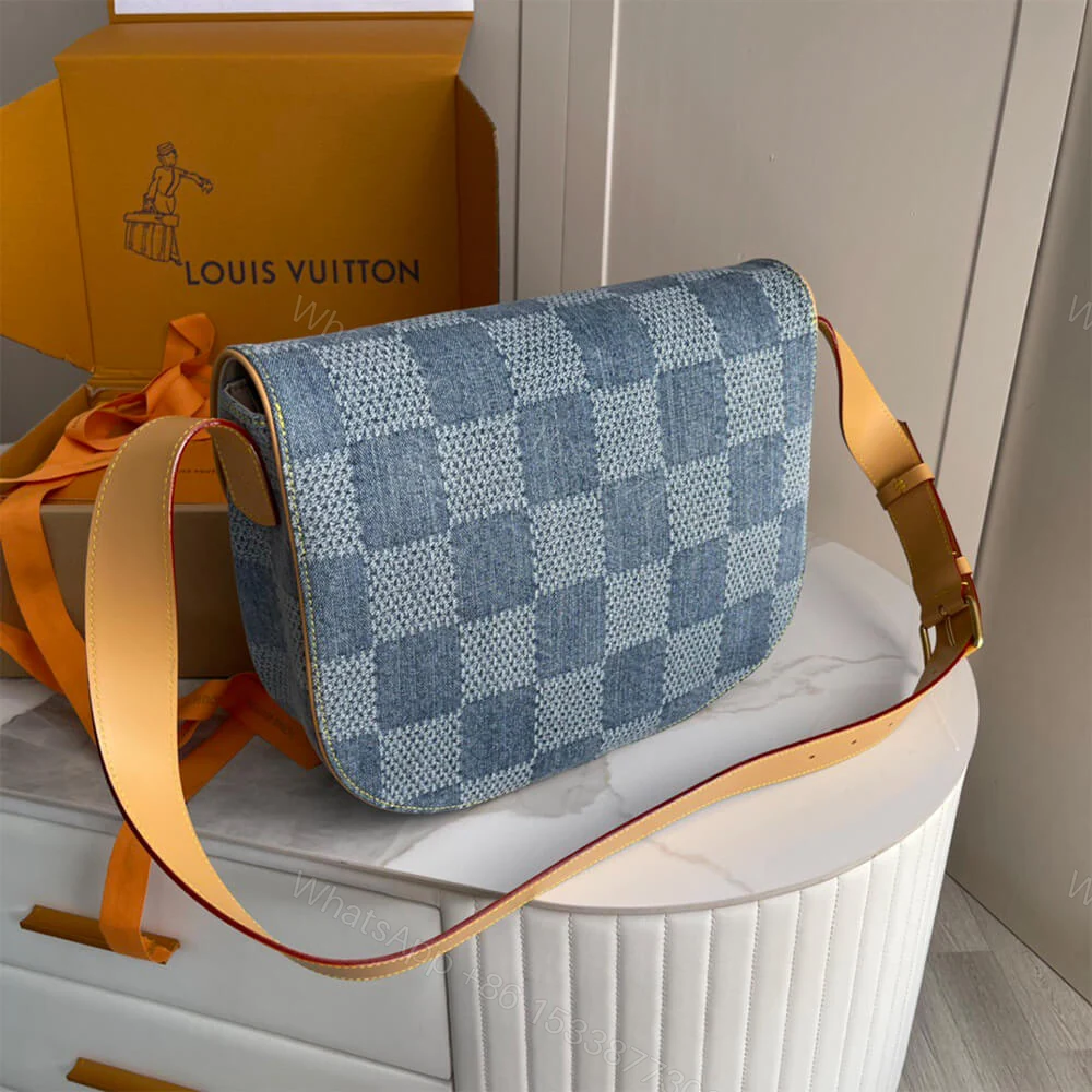 View 4 of LV Bolsa Messenger Montsouris MM