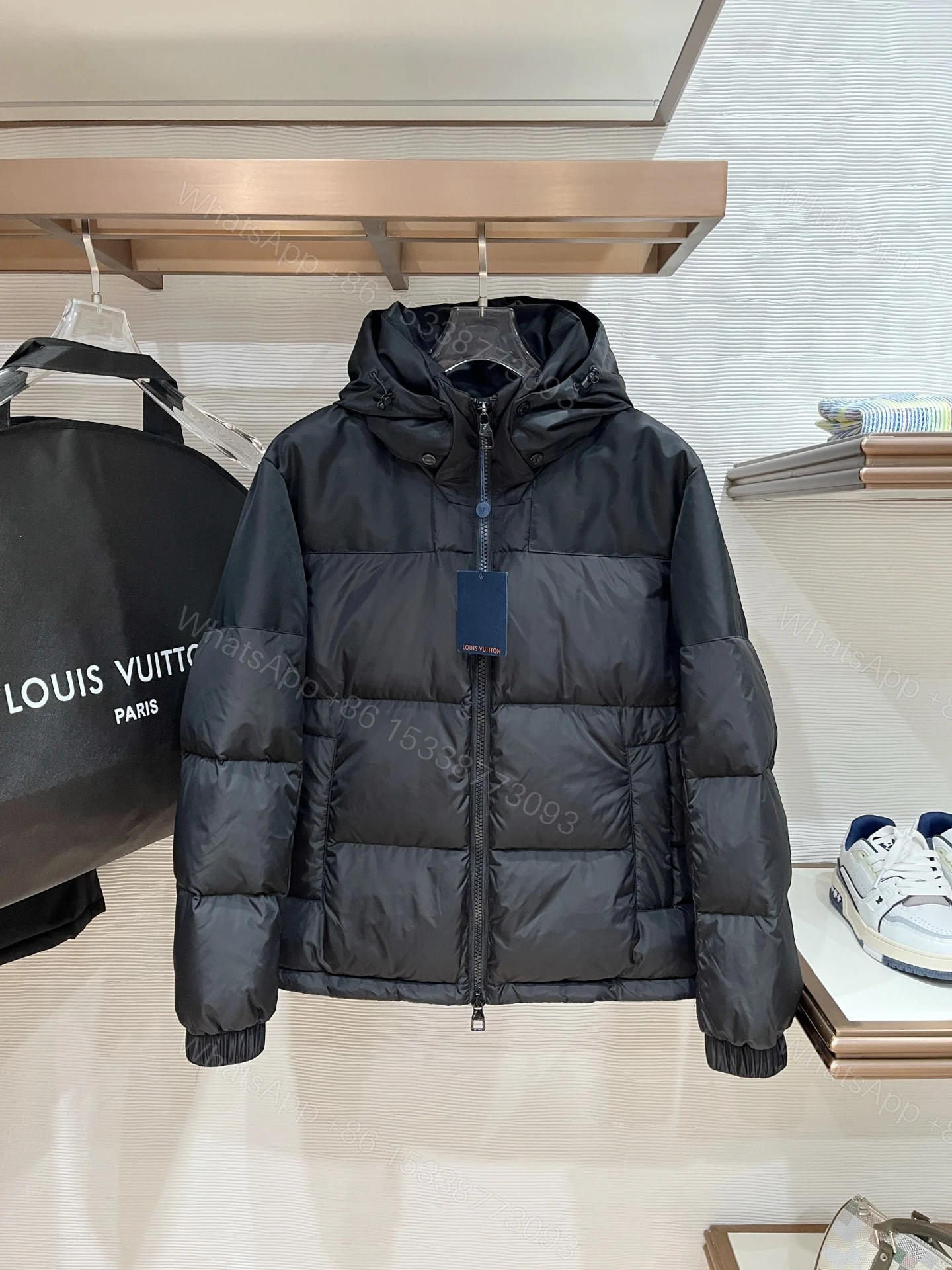 LV 頂級原版羽絨外套 連帽設計 經典Logo細節 保暖簡約風 — view 1