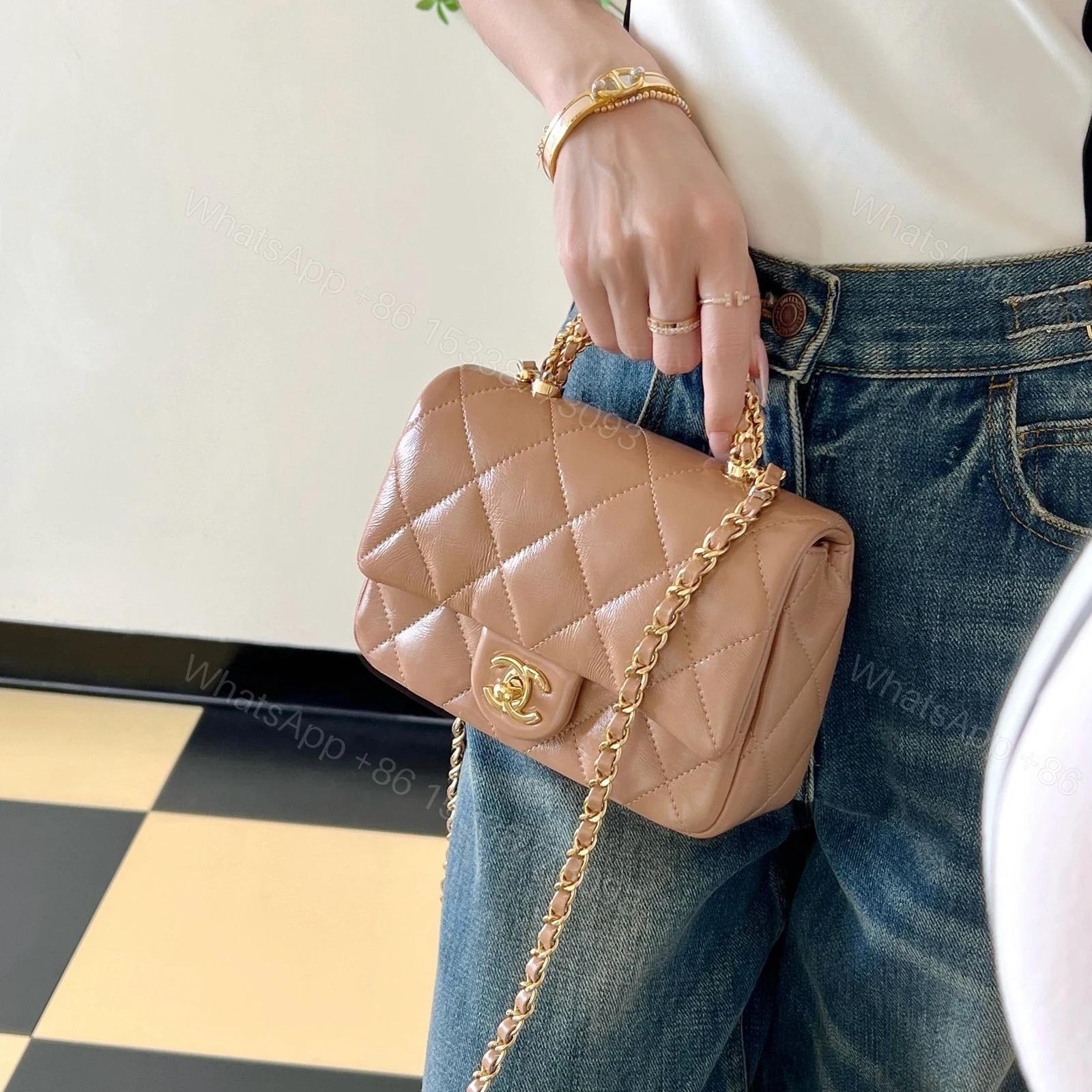 View 22 of 高仿Chanel*24B系列AS3392小羊皮郵差包奶茶色免檢版