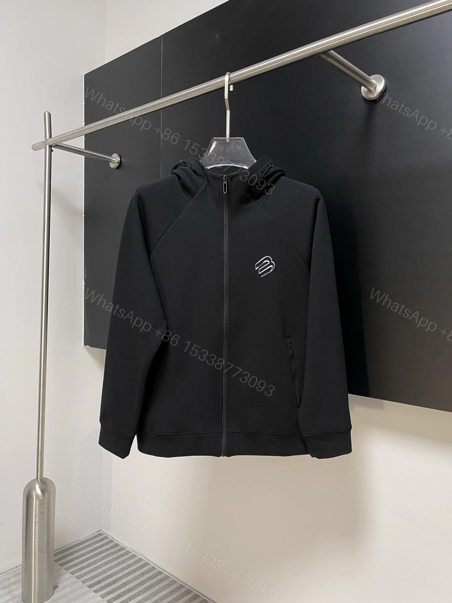 Balenciaga 高仿男士黑色連帽外套 簡約立體LOGO設計 — view 1