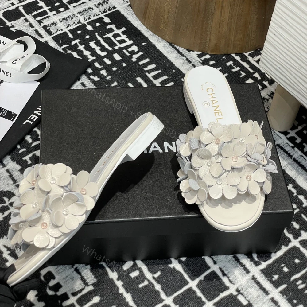 View 4 of 高仿Chanel*25P系列G46231A小羊皮花瓣拖鞋白色1CM免檢版