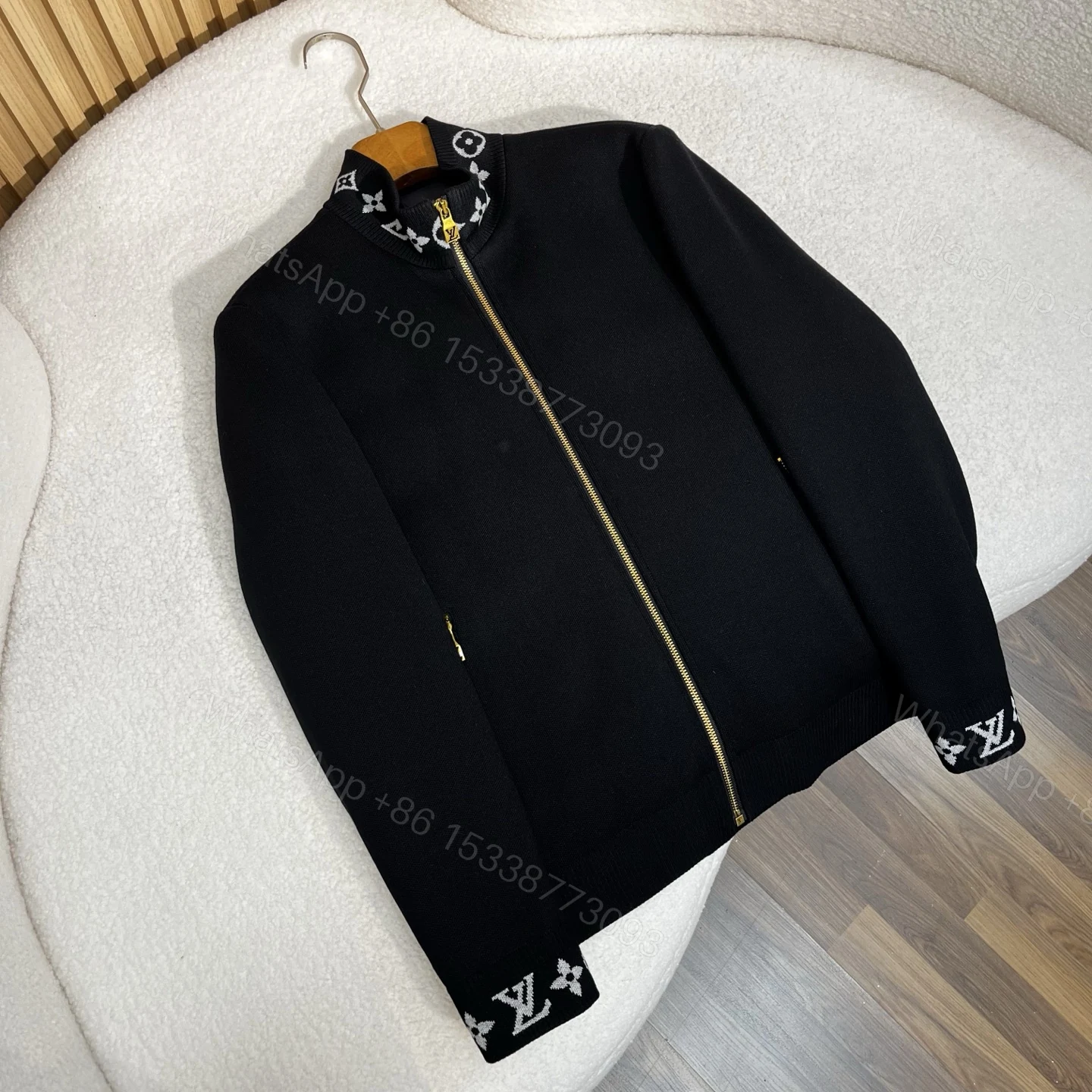 LV 高仿Monogram羽絨外套 黑色立領金拉鍊設計 保暖時尚冬季精品 — view 1