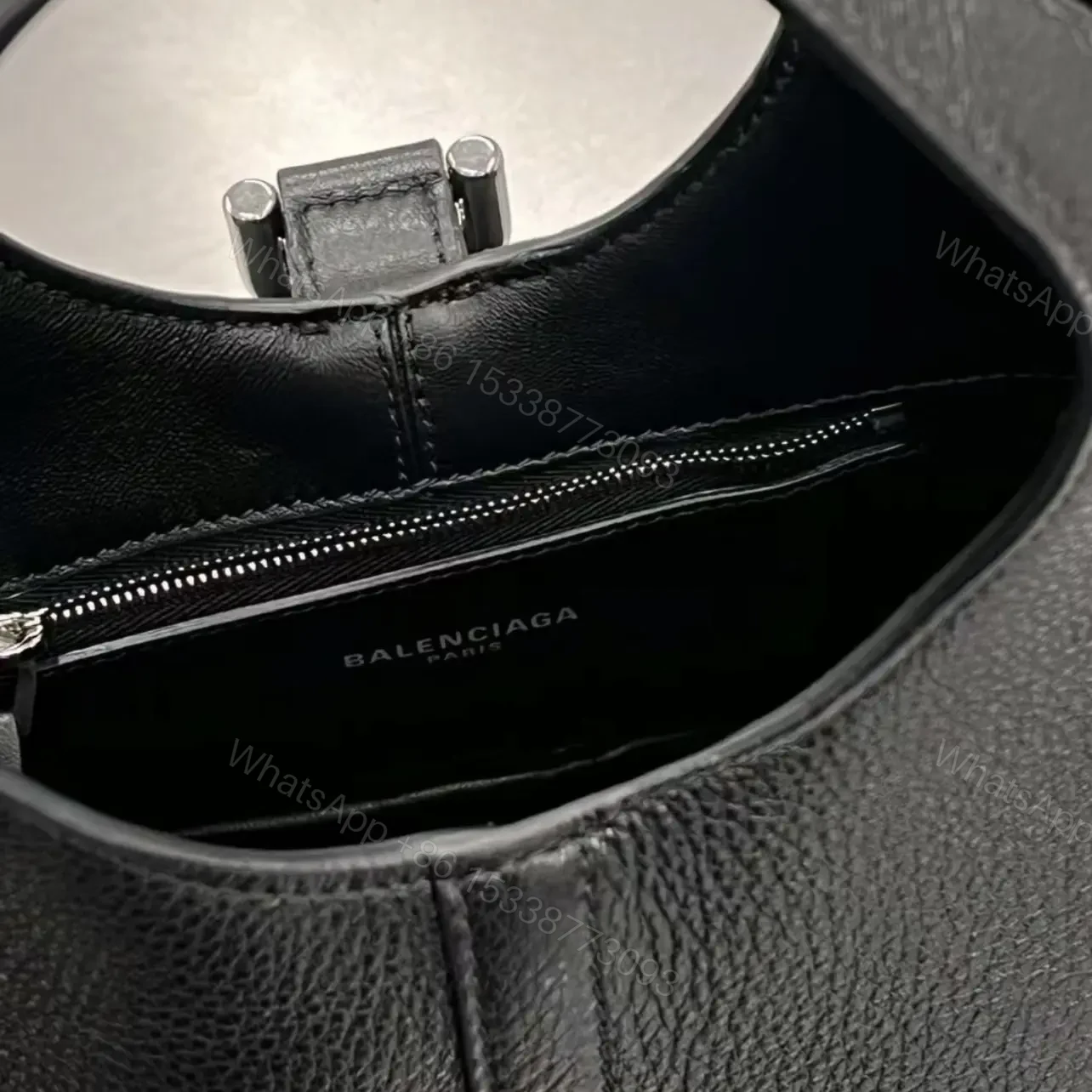 View 17 of 高仿Balenciaga*Locker水桶包2024早春XS