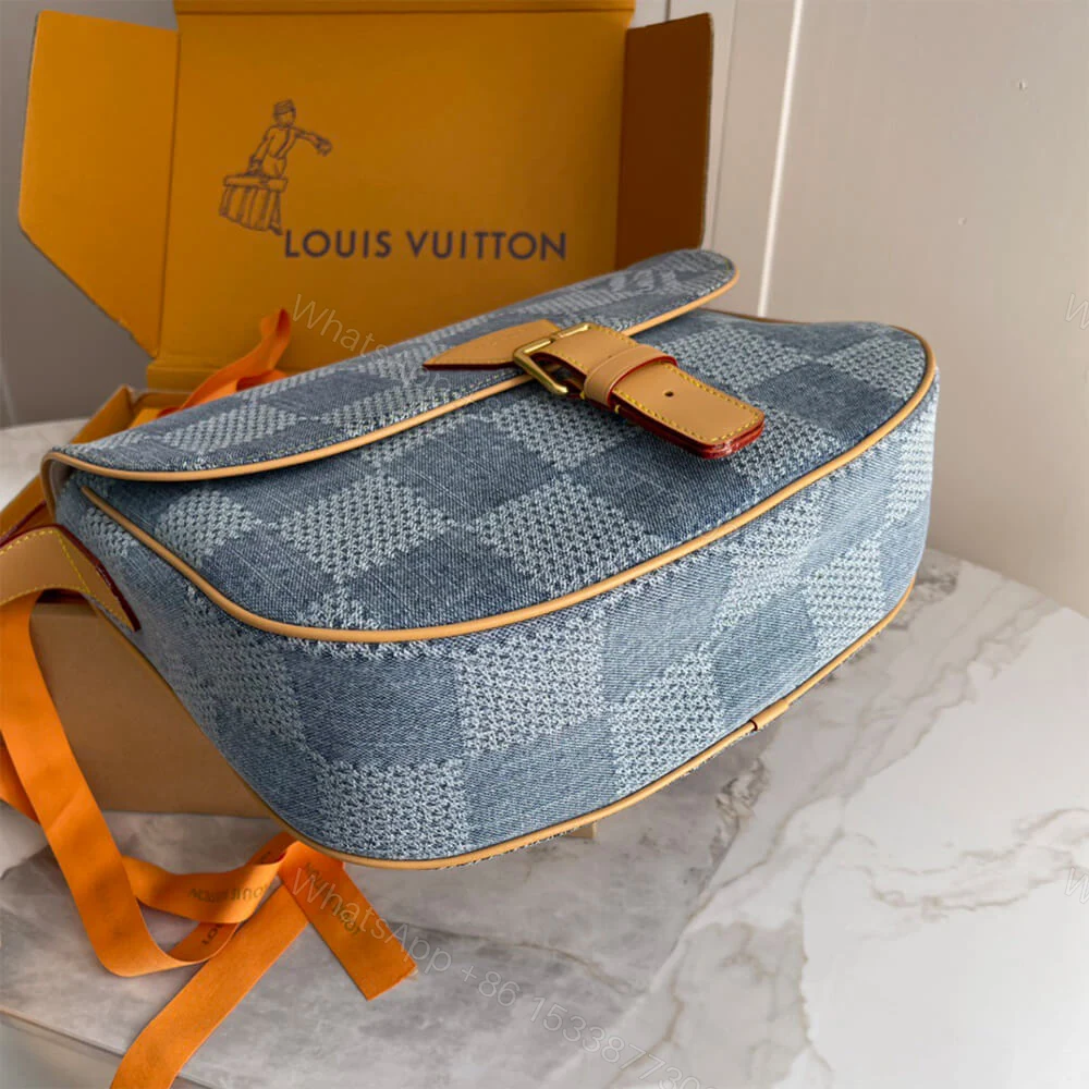 View 5 of LV Bolsa Messenger Montsouris MM