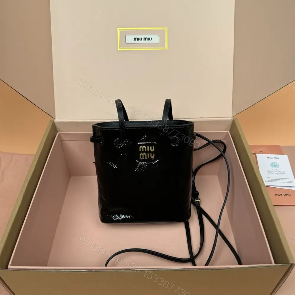 高仿miumiu*5NR460漆面羊皮水桶包黑色免檢版 — view 1