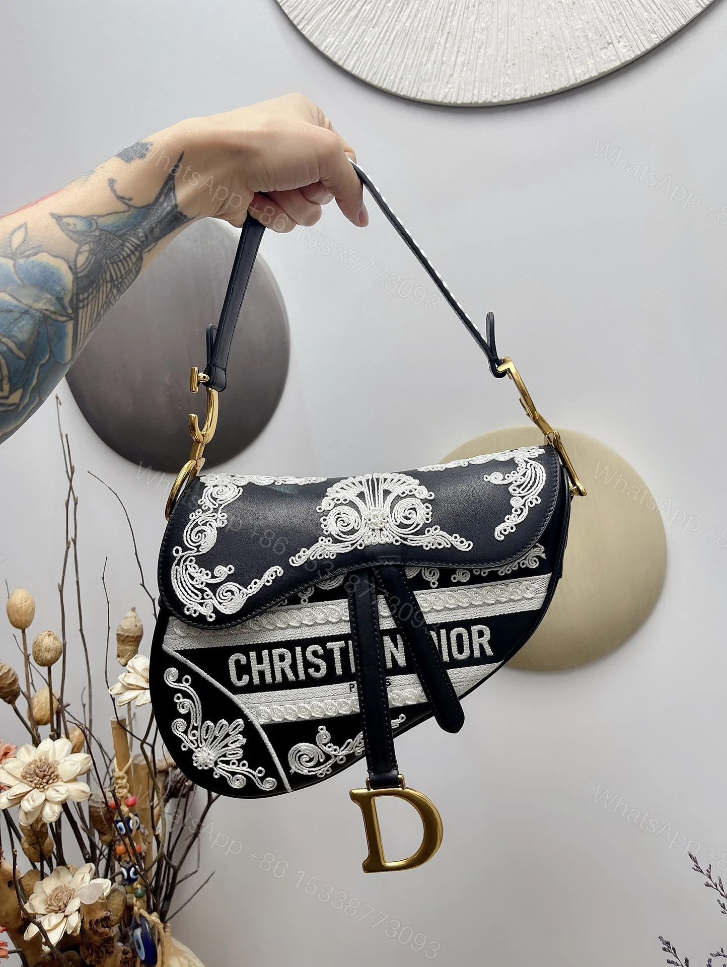 Dior 一比一馬鞍包黑白刺繡浮雕設計款 典藏感十足 — view 1