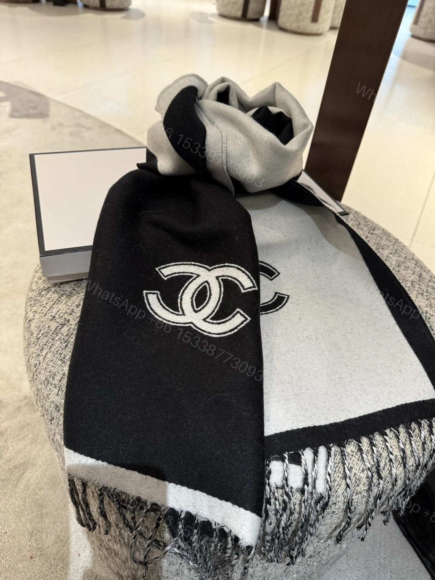 Chanel精品仿製雙色圍巾 黑白拼接加厚款 俐落時尚風格 — view 1