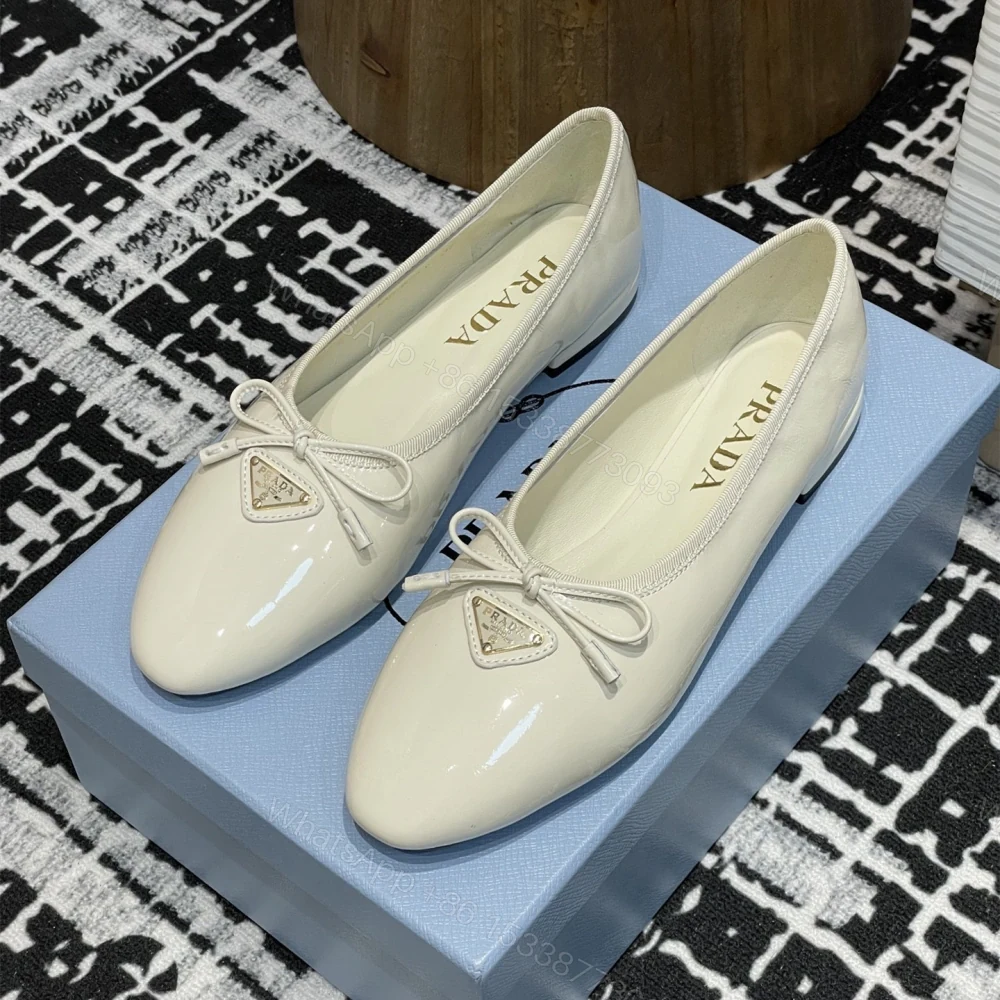 高仿Prada*Patent系列1F798N蝴蝶結圓頭單鞋漆皮白色免檢版 — view 1